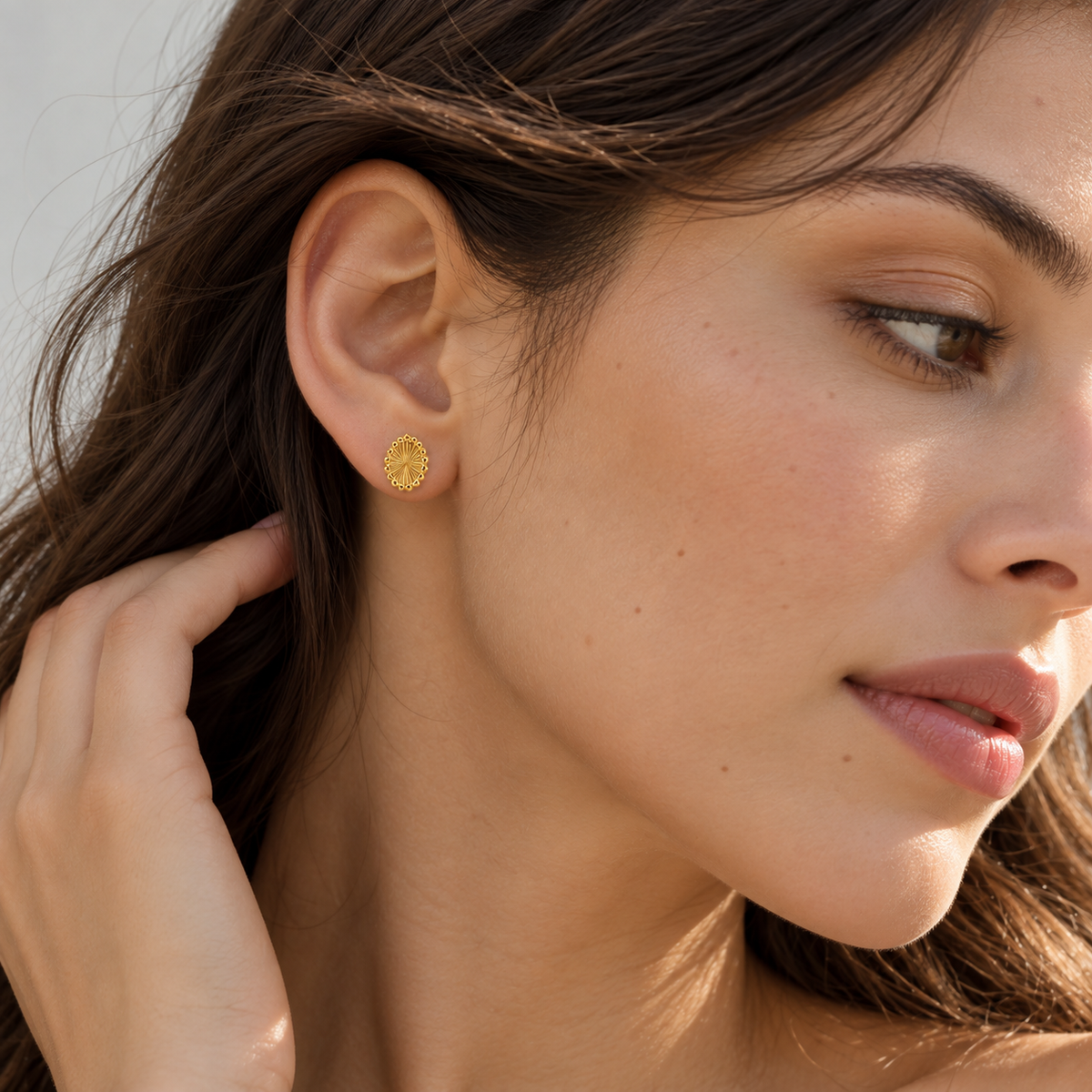 Sunburst Oval – Ovale Ohrstecker mit Strahlenmuster und Perlrand aus 750 Gold Suzan Gold