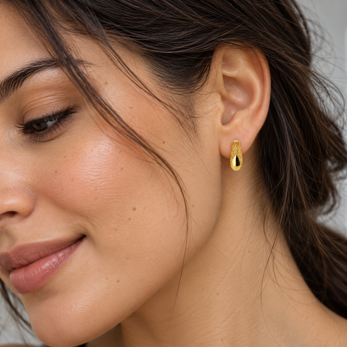 Glossy Teardrop – Tropfen-Ohrstecker mit Filigran und Glanz-Detail aus 750 Gold Suzan Gold