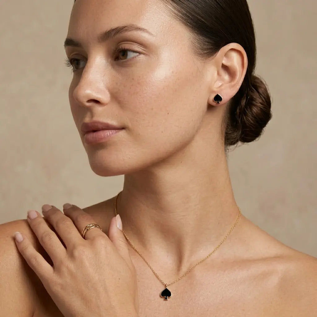 Noirelle Duo – 925 Silber Schmuckset vergoldet mit schwarzem Herz Anhänger & Ohrsteckern - Suzan Gold