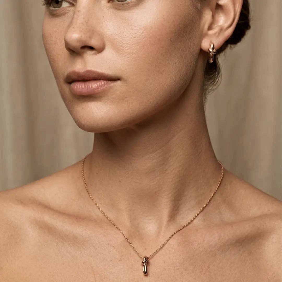Knotelle – 925 Silber Schmuckset vergoldet mit Knoten Anhänger & Creolen - Suzan Gold
