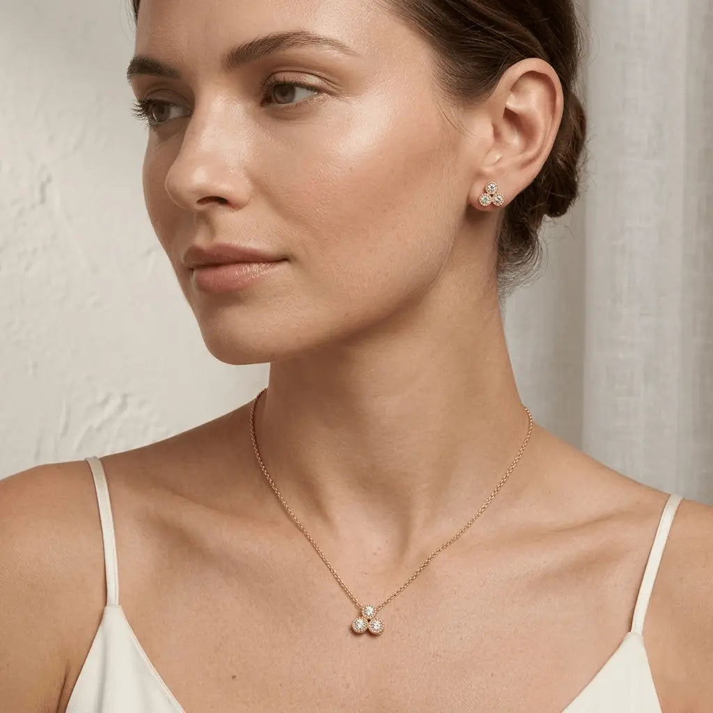 Trivellea – Vergoldetes 925 Silber Schmuckset mit drei Zirkonia - Elementen, Halskette & Ohrstecker - Suzan Gold