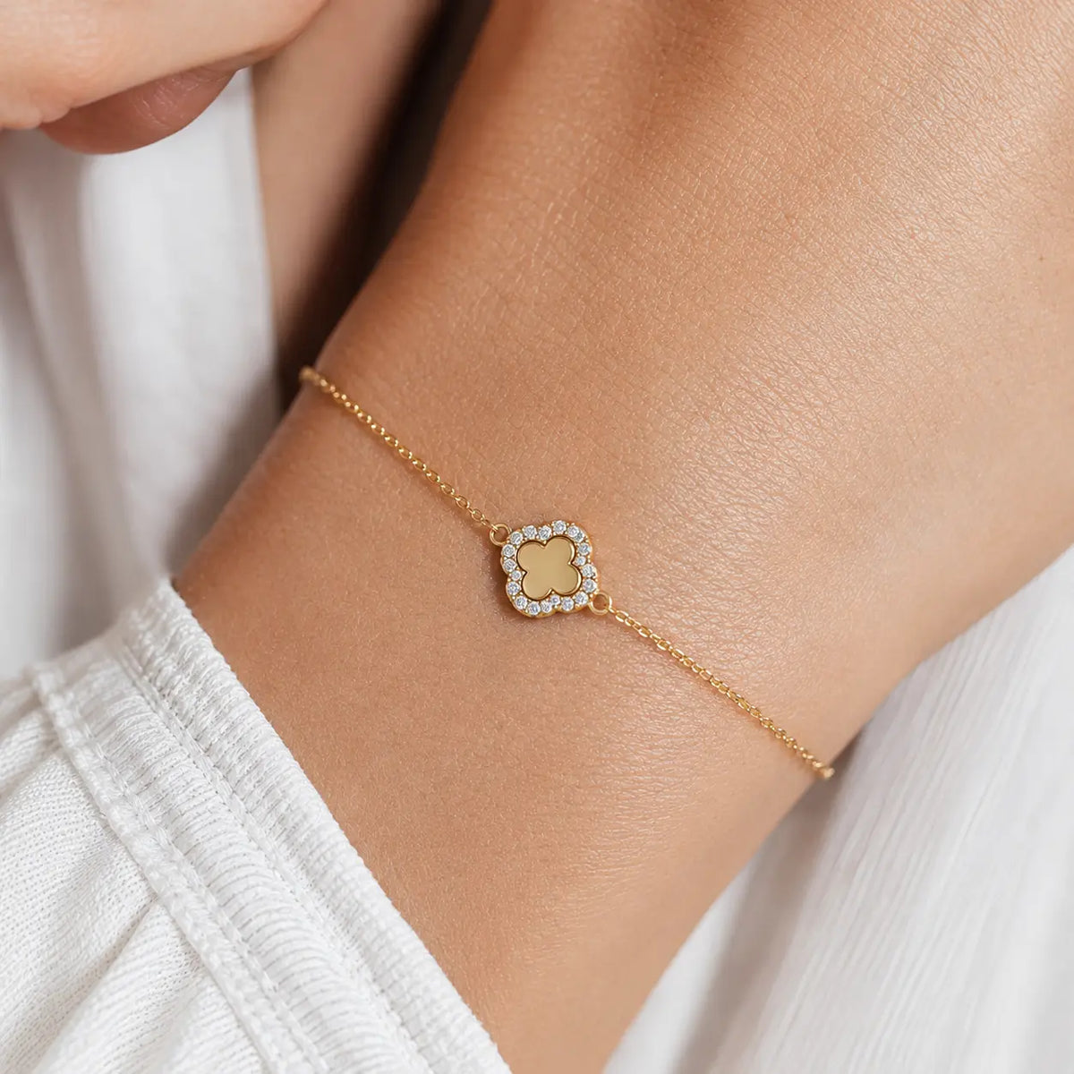 Halo Clover – Kleeblatt-Armband mit Zirkonia-Rand aus 585 Gold Suzan Gold