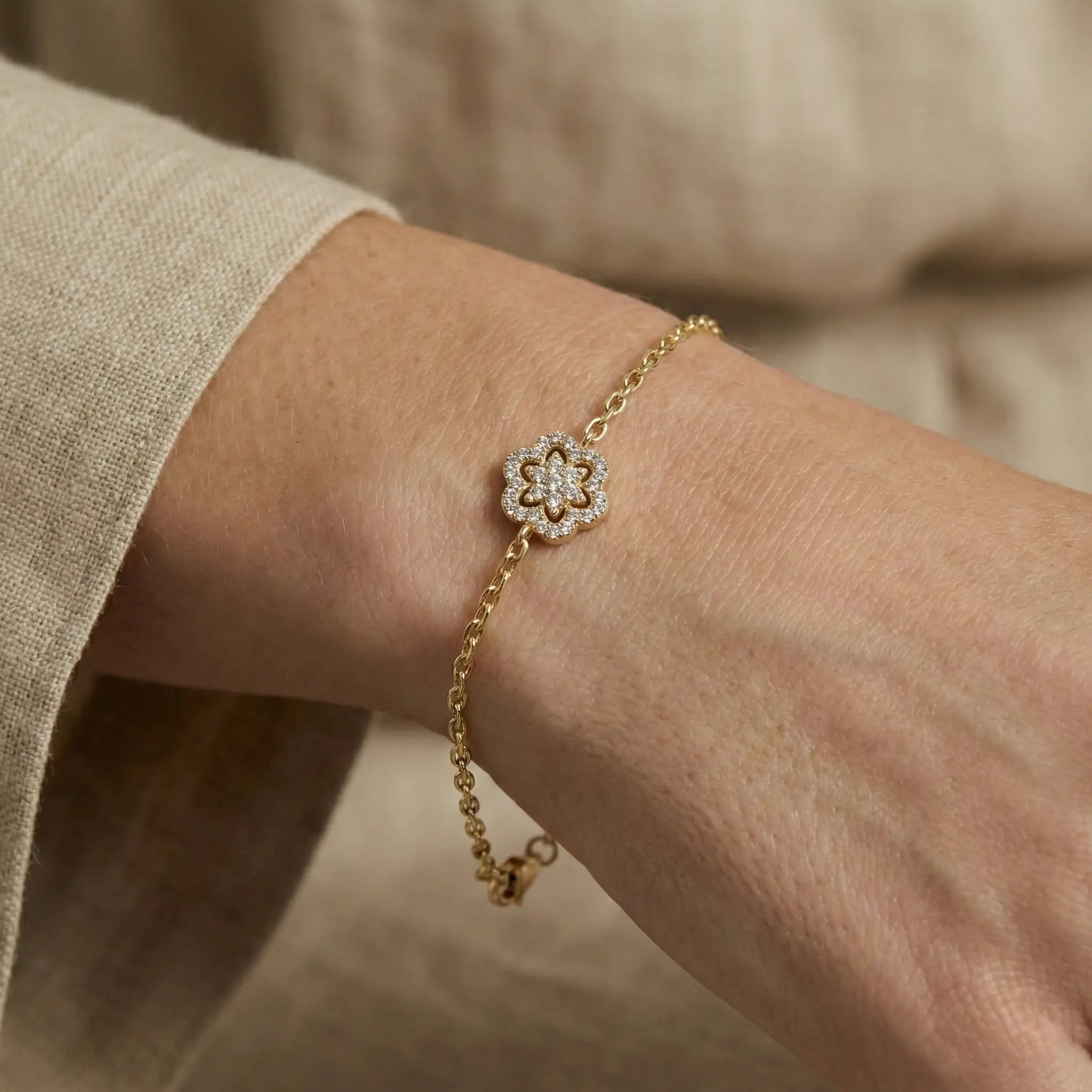 Floravia Bloom – 375 Echtgold Armband mit floralem Zirkonia Blütenmotiv - Suzan GoldArmbänder