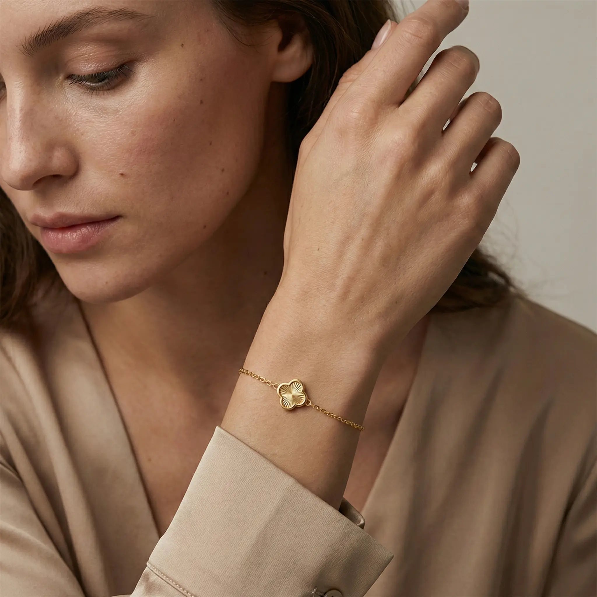 Solena Bloom – 375 Echtgold Armband mit graviertem Blütenmotiv - Suzan GoldArmbänder