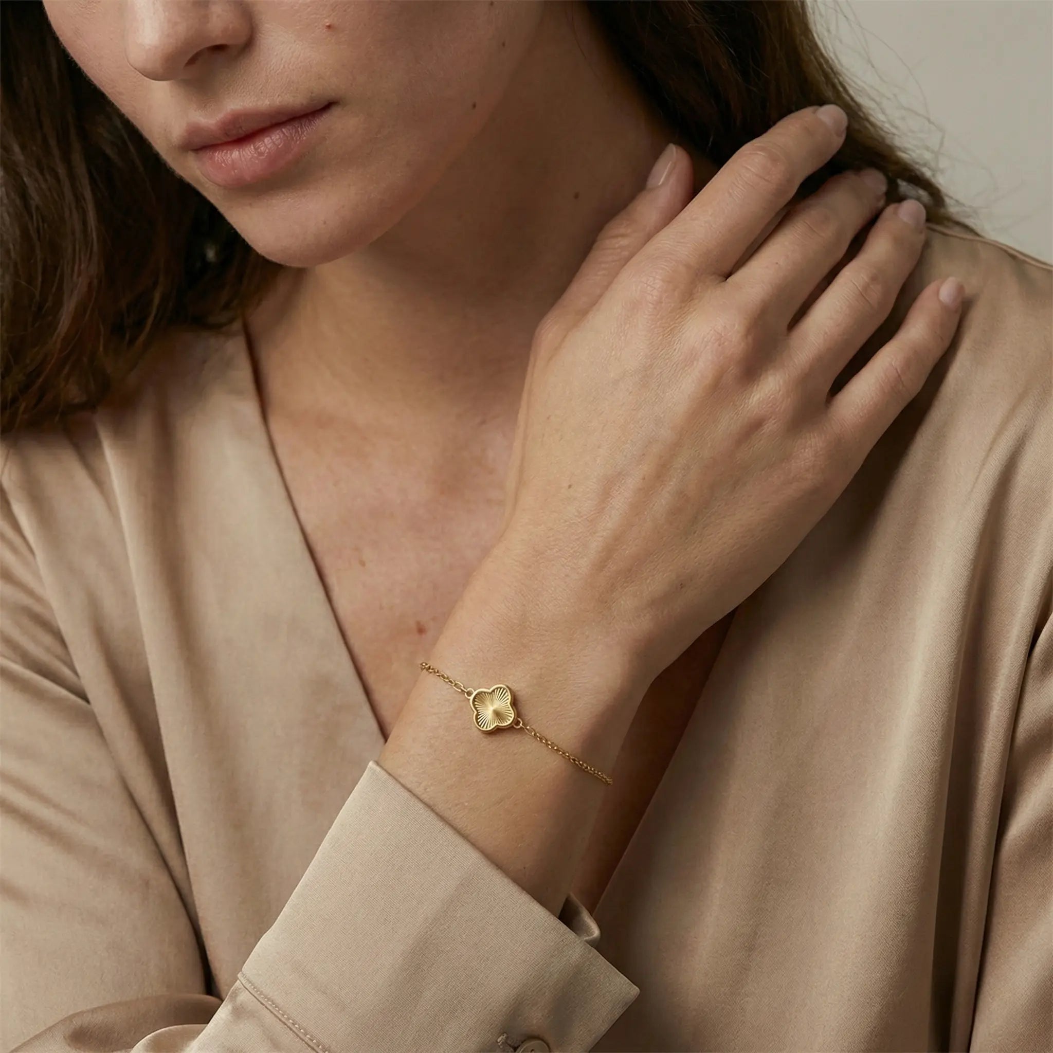 Solena Bloom – 375 Echtgold Armband mit graviertem Blütenmotiv - Suzan GoldArmbänder