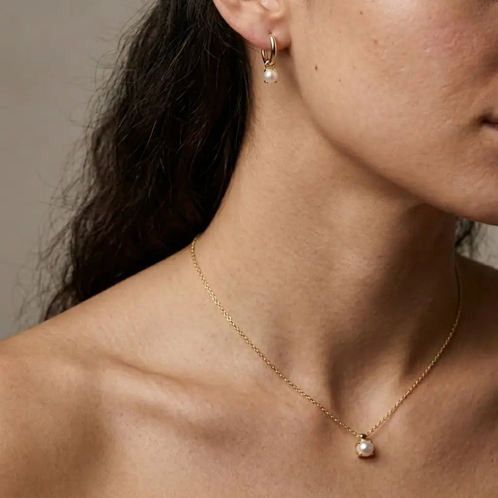 Pearlora Classic Set – 375 Echtgold Schmuckset mit Perlen Halskette & Creolen - Suzan Gold