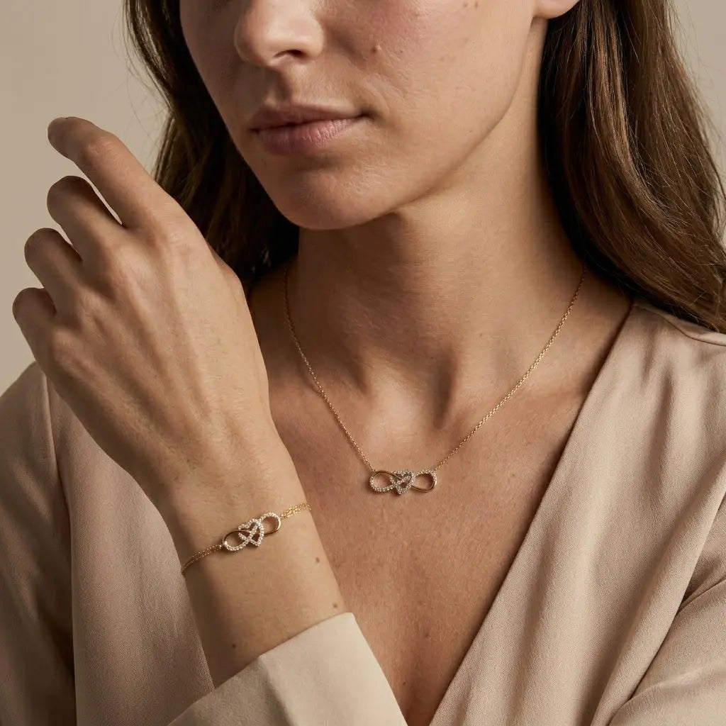Crucelle Infinity Heart Set – 375 Echtgold Schmuckset mit Unendlich Herz Halskette & Armband - Suzan Gold