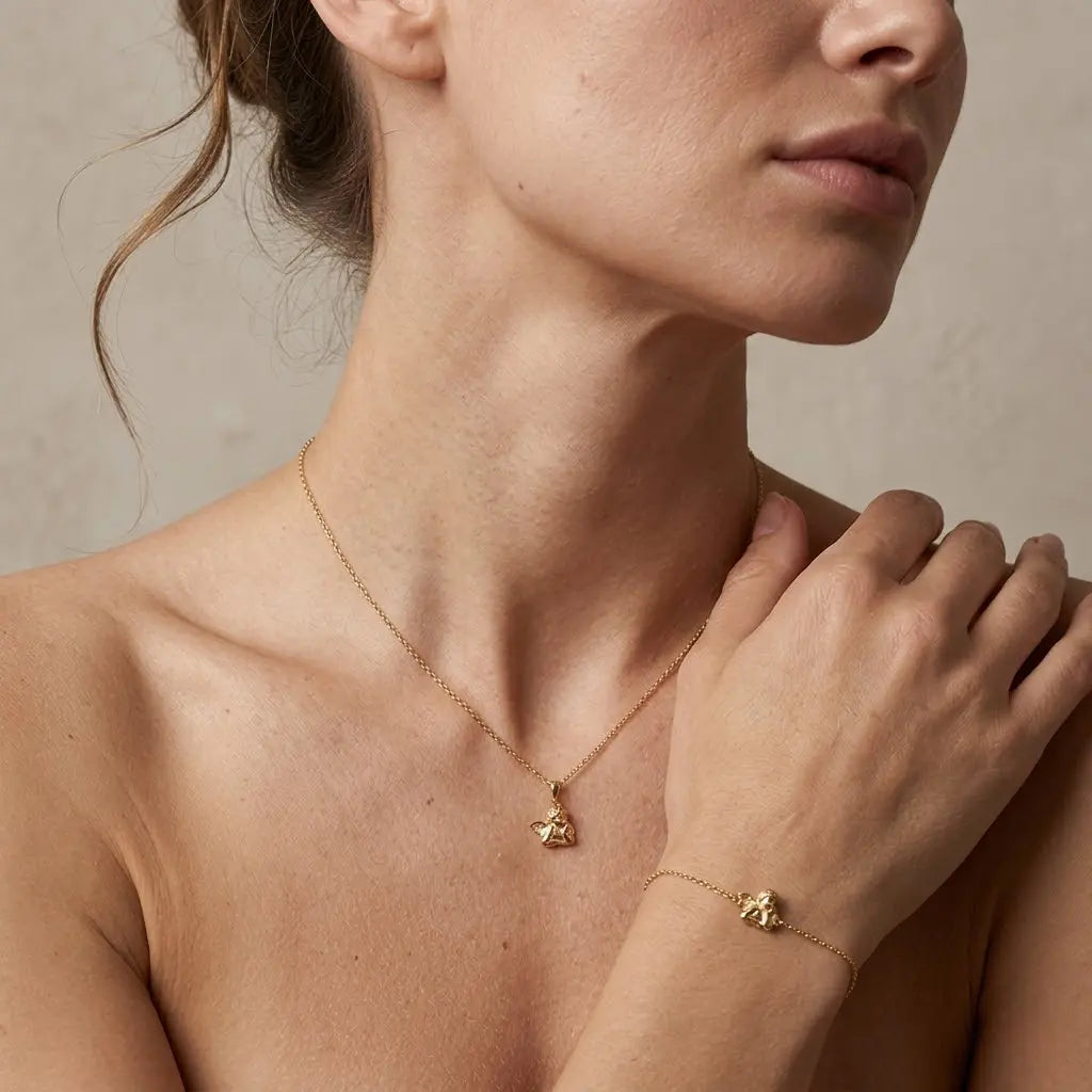 Angelora Charm Set – 375 Echtgold Schmuckset mit Engel Halskette & Armband - Suzan Gold
