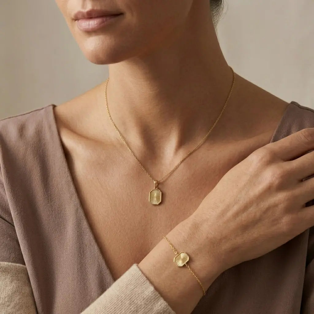 Crucelle Sun Plate Set – 375 Echtgold Schmuckset mit Platten Anhänger Halskette & Armband - Suzan Gold