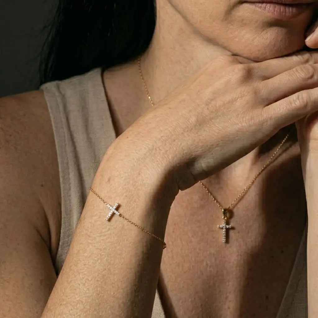 Crucelle Spark Set – 375 Echtgold Schmuckset mit Kreuz Halskette & Armband - Suzan Gold
