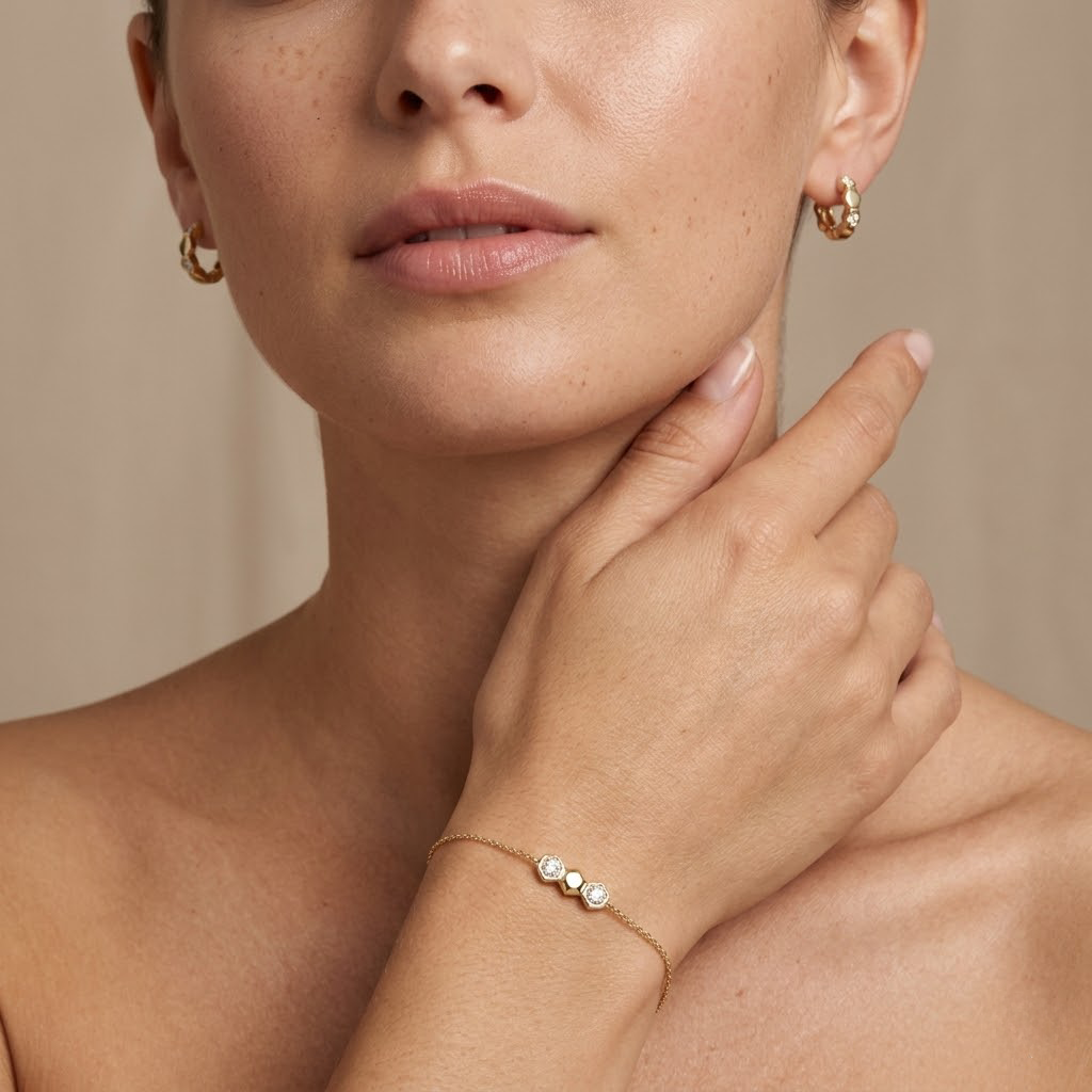Hexaria Trio – 925 Silber Set vergoldet mit Zirkonia Hexagon Armband & Creolen Suzan Gold