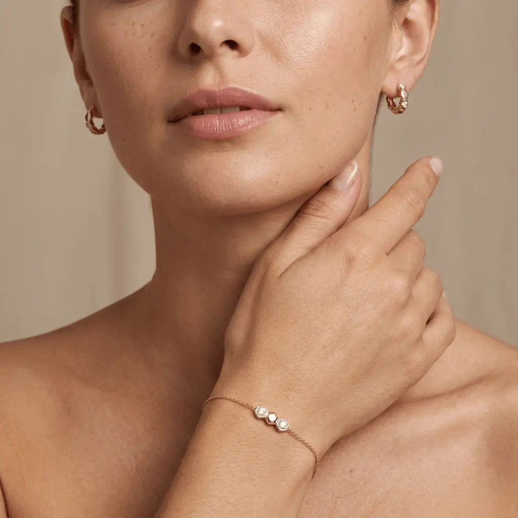 Hexaria Trio – 925 Silber Set vergoldet mit Zirkonia Hexagon Armband & Creolen - Suzan Gold