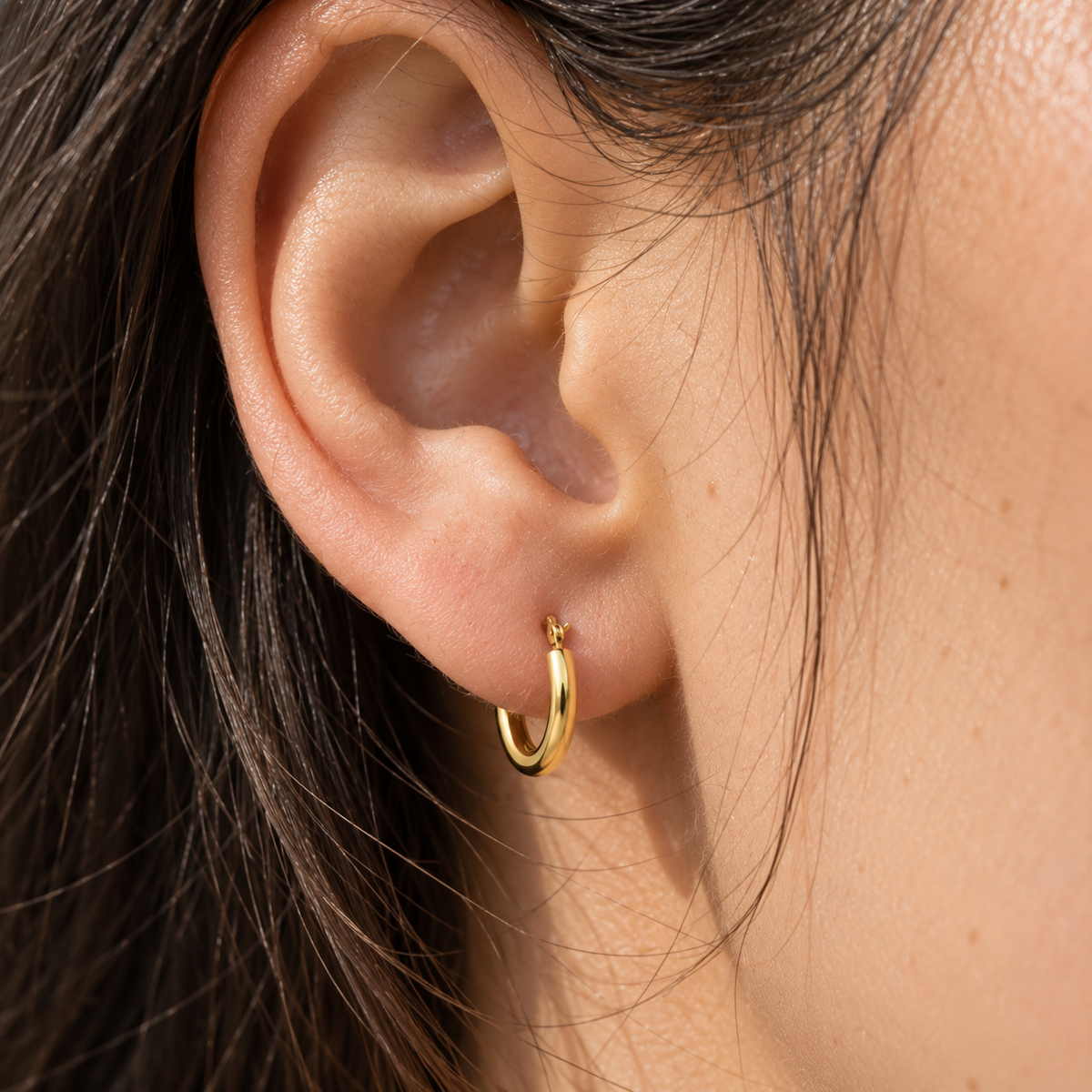Classic Hoop – Kleine Creolen aus 750 Gold Suzan Gold