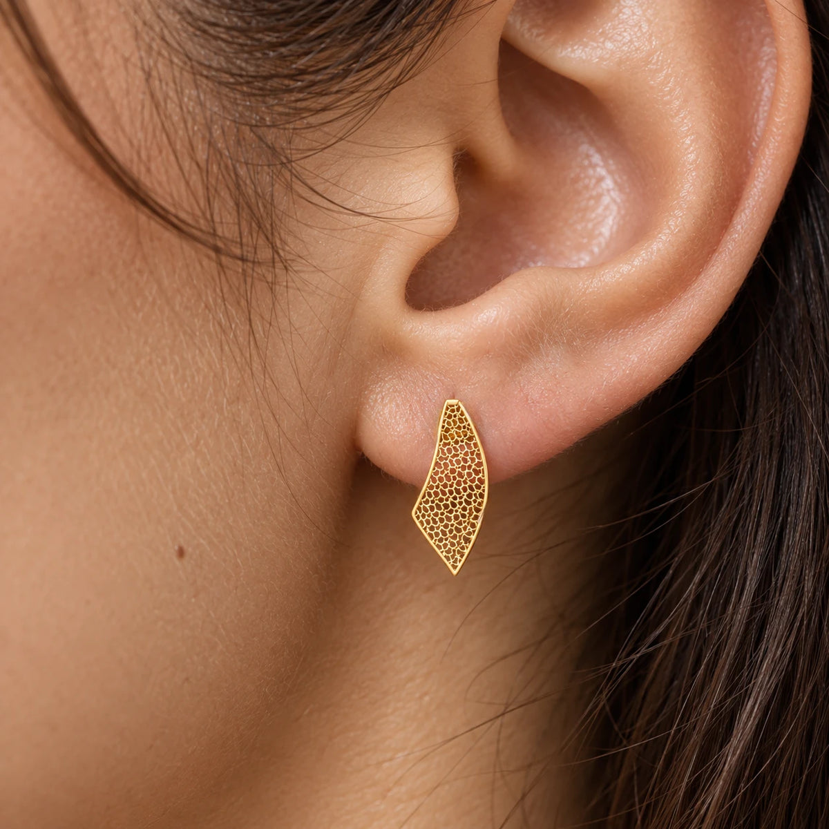 Filigree Wave – Filigrane Ohrhänger in Wellenform aus 750 Gold Suzan Gold