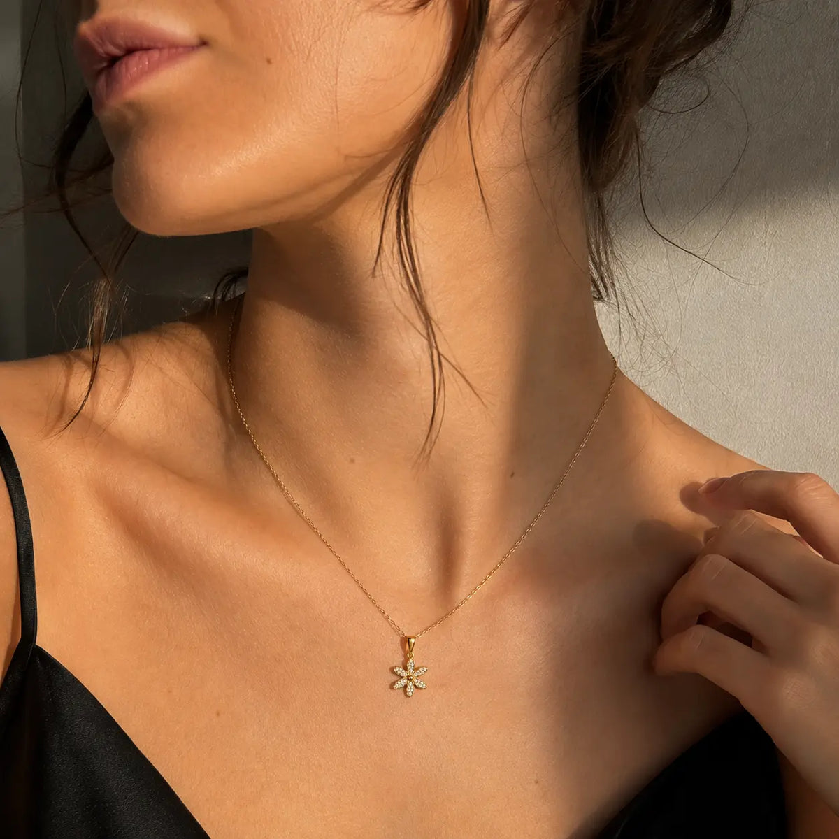 Petite Daisy – Blüten-Halskette mit Zirkonia aus 585 Gold Suzan Gold