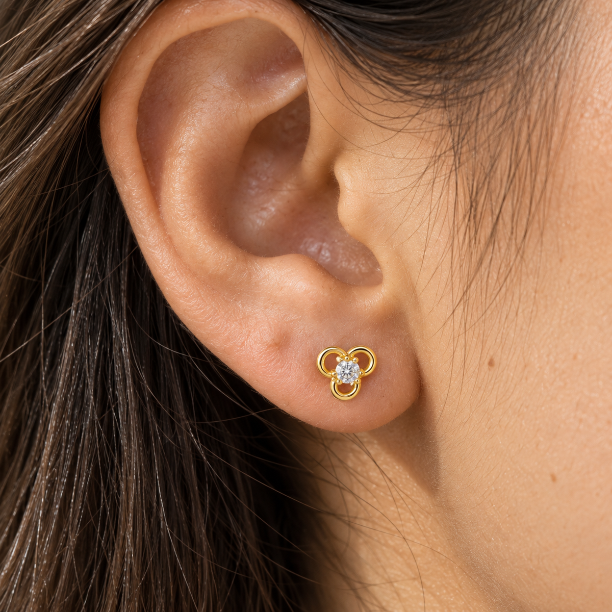 Trefoil Solitaire – Kleeblatt-Ohrstecker mit Zirkonia aus 750 Gold Suzan Gold