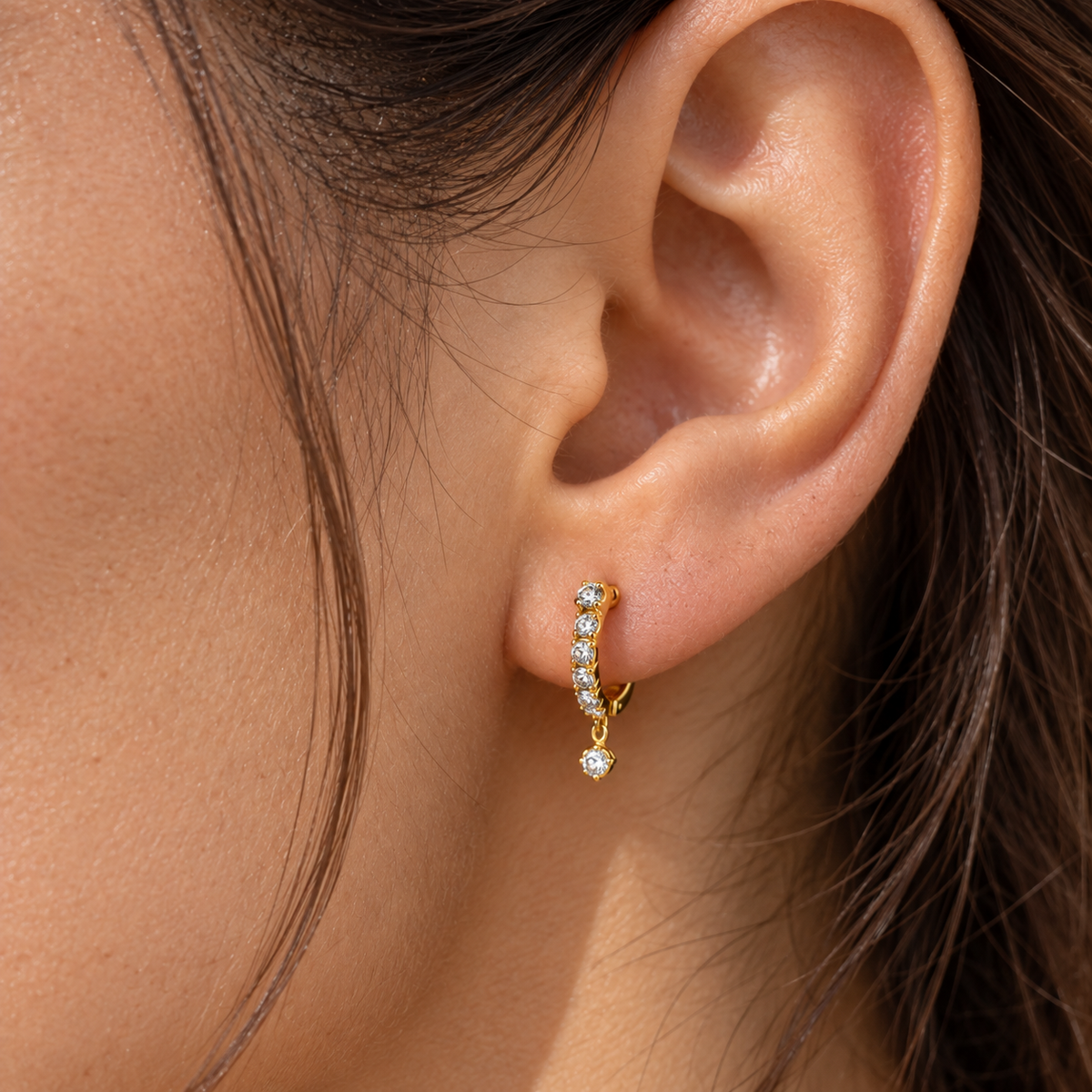 Sparkle Drop Huggie – Klappcreolen mit Zirkonia-Reihe und Tropfen-Anhänger aus 750 Gold Suzan Gold