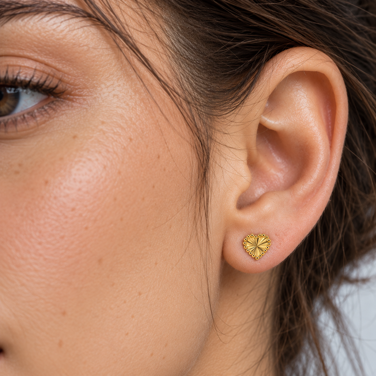 Sunburst Heart – Herz-Ohrstecker mit Strahlenmuster und Perlrand aus 750 Gold Suzan Gold
