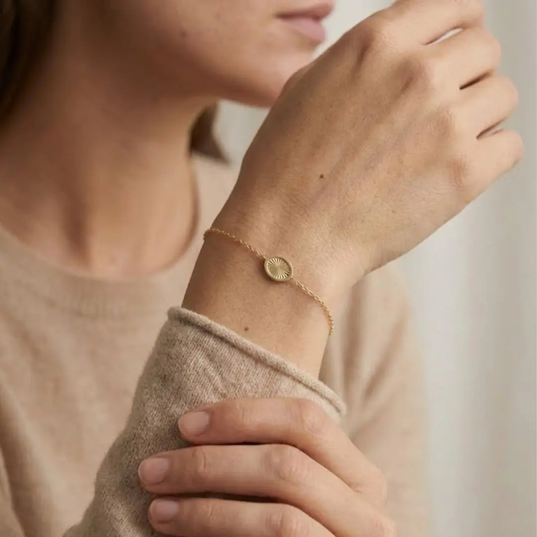 Solaria Ray – 375 Echtgold Armband mit rundem Sonnengravur - Motiv - Suzan GoldArmbänder