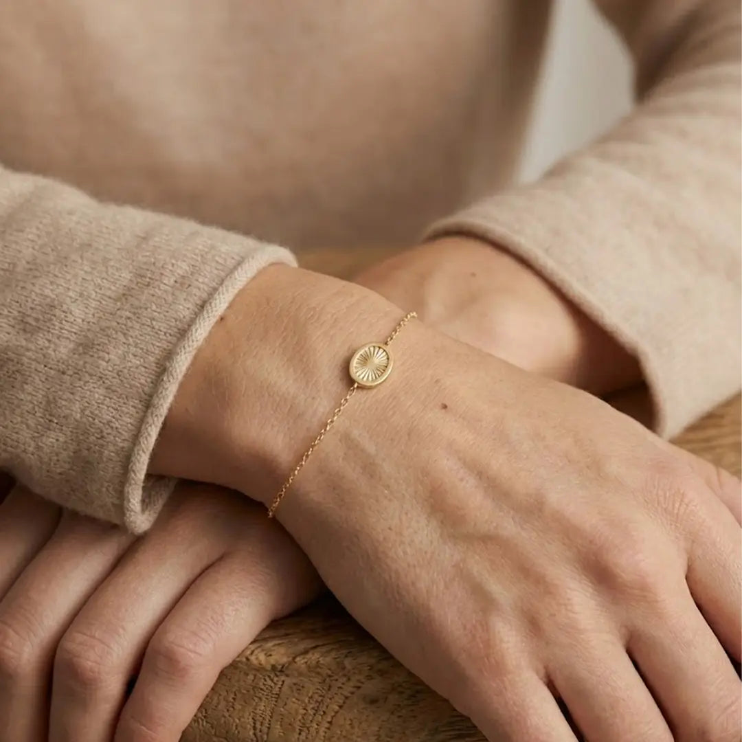 Solaria Ray – 375 Echtgold Armband mit rundem Sonnengravur - Motiv - Suzan GoldArmbänder