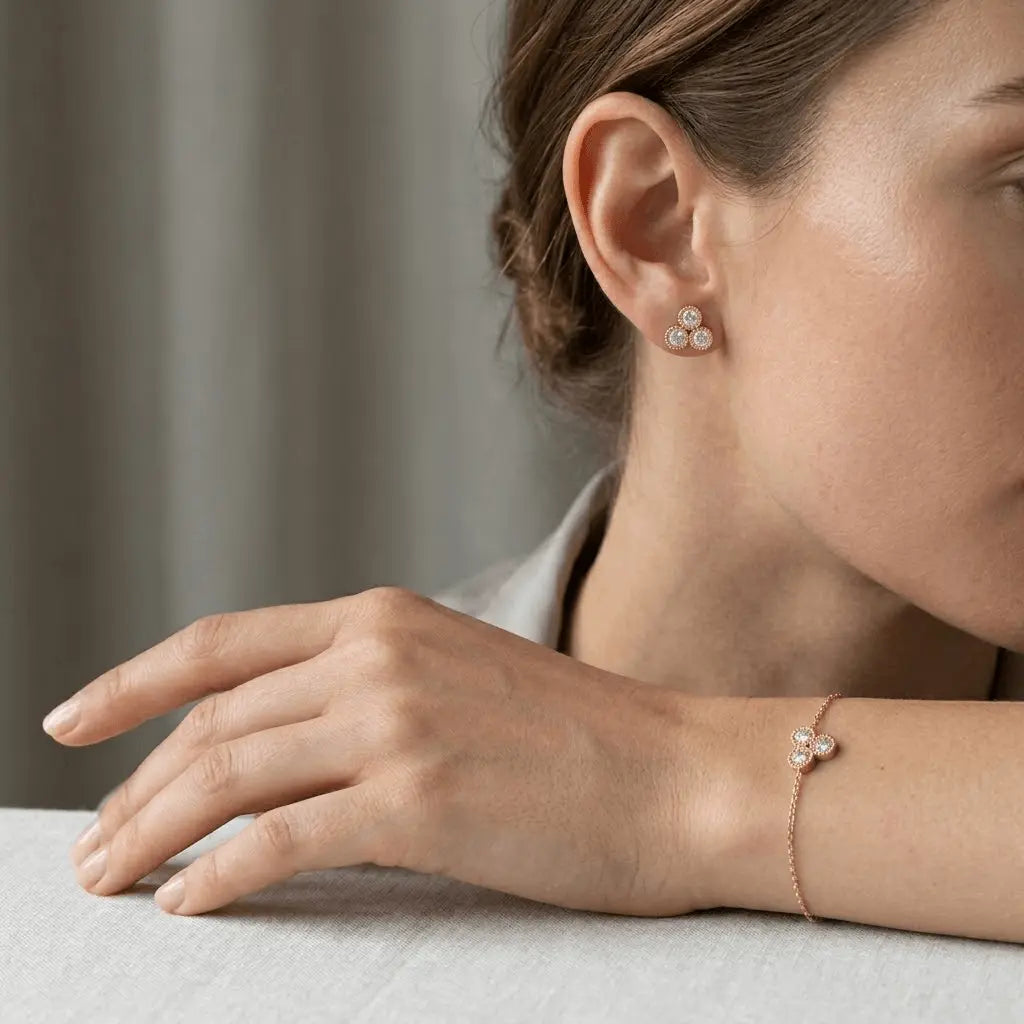 Trivellea Grace – Vergoldetes 925 Silber Armband & Ohrstecker mit drei funkelnden Zirkonia - Elementen - Suzan Gold