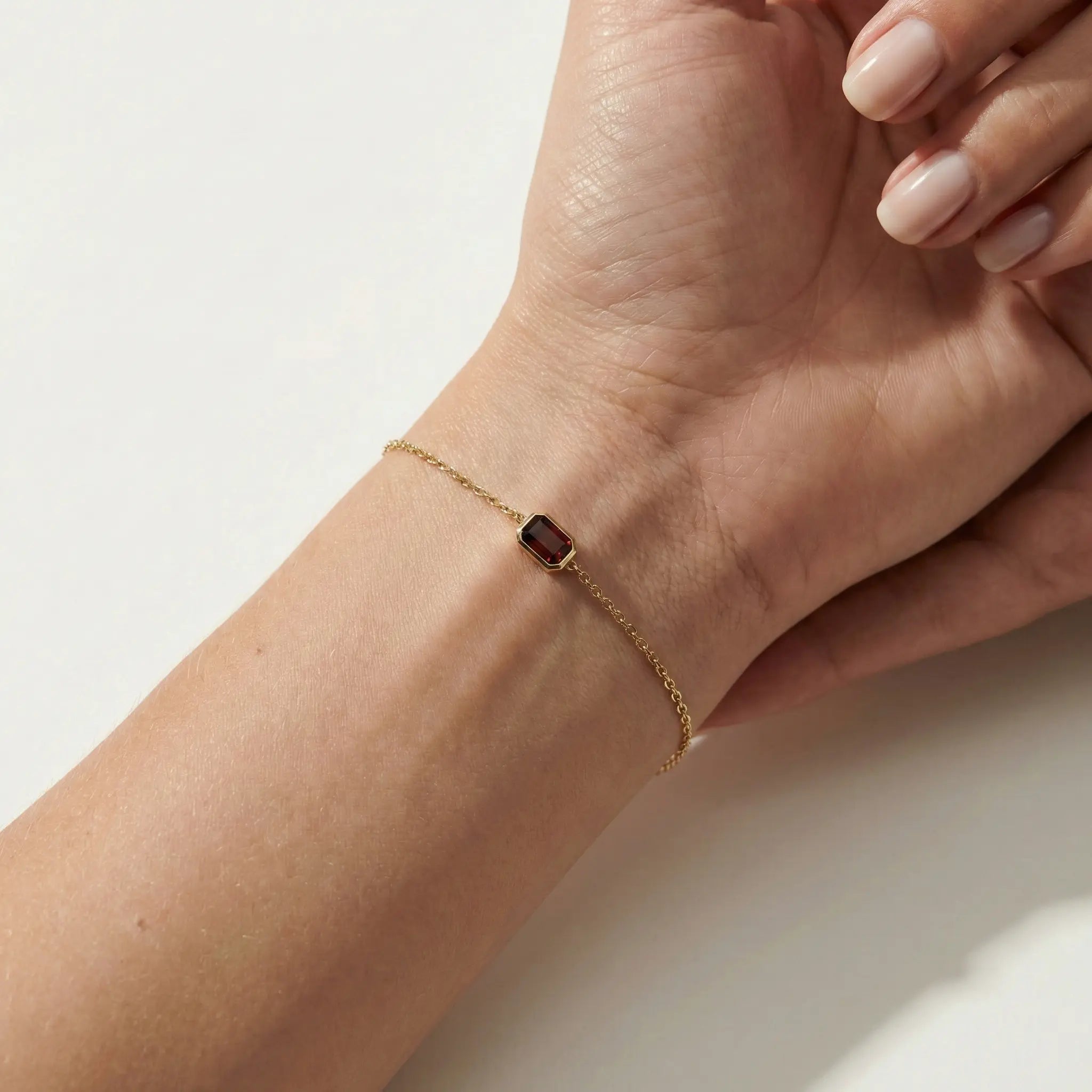 Aurielle Spark – 375 Echtgold Armband mit rechteckigem Zirkonia Anhänger - Suzan GoldArmbänder