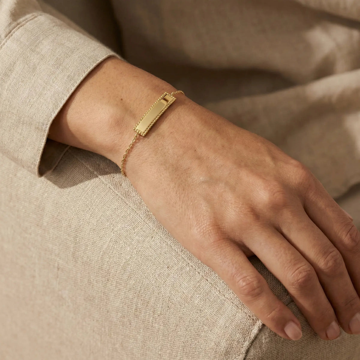 BarLuxe – 375 Echtgold Armband mit Gravurplatte - Suzan GoldArmbänder