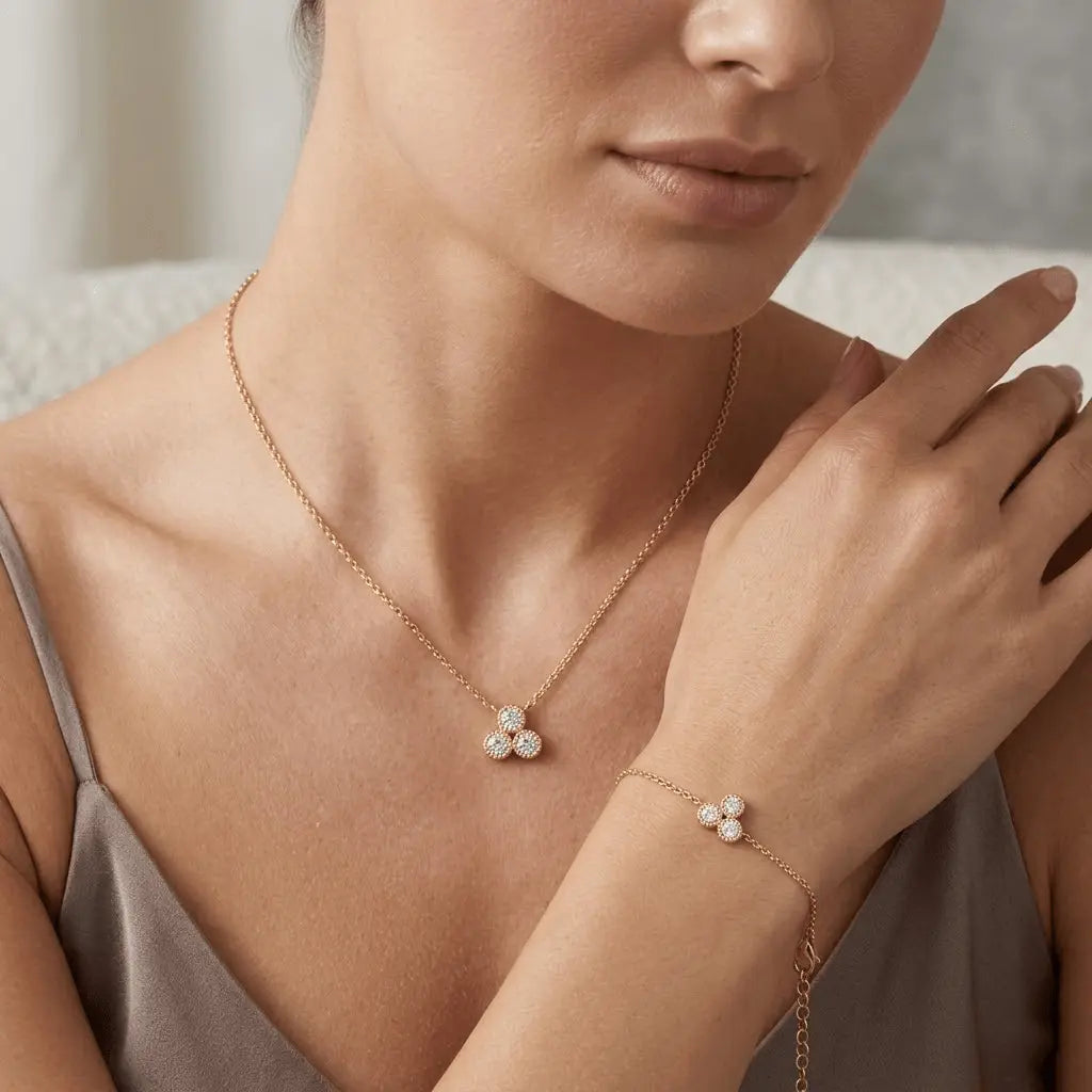 Trivellea Aura – Vergoldetes 925 Silber Schmuckset mit drei Zirkonia - Elementen, Halskette & Armband - Suzan Gold