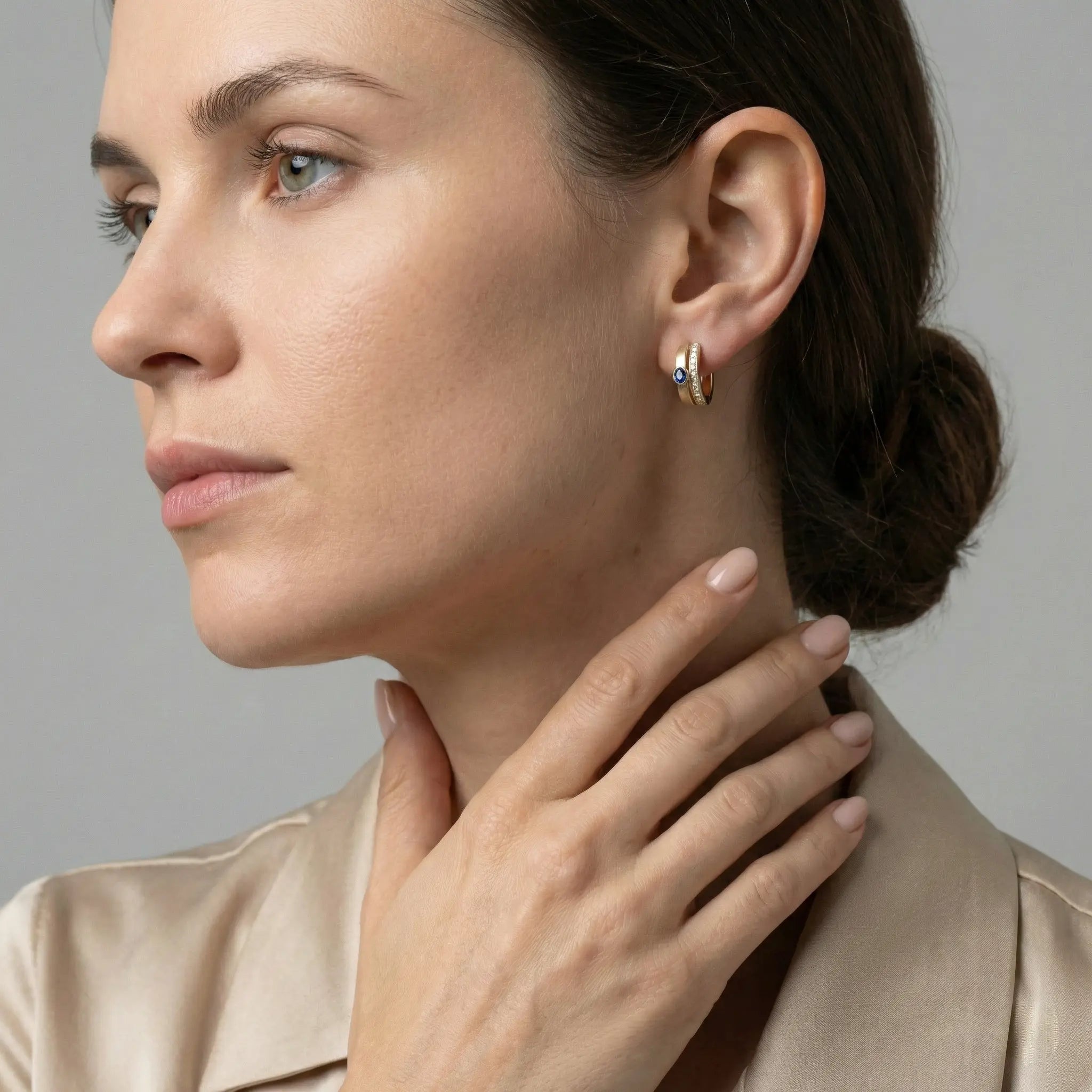 SapphireLuxe – 375 Echtgold Creolen mit blauem Stein - Suzan GoldOhrringe