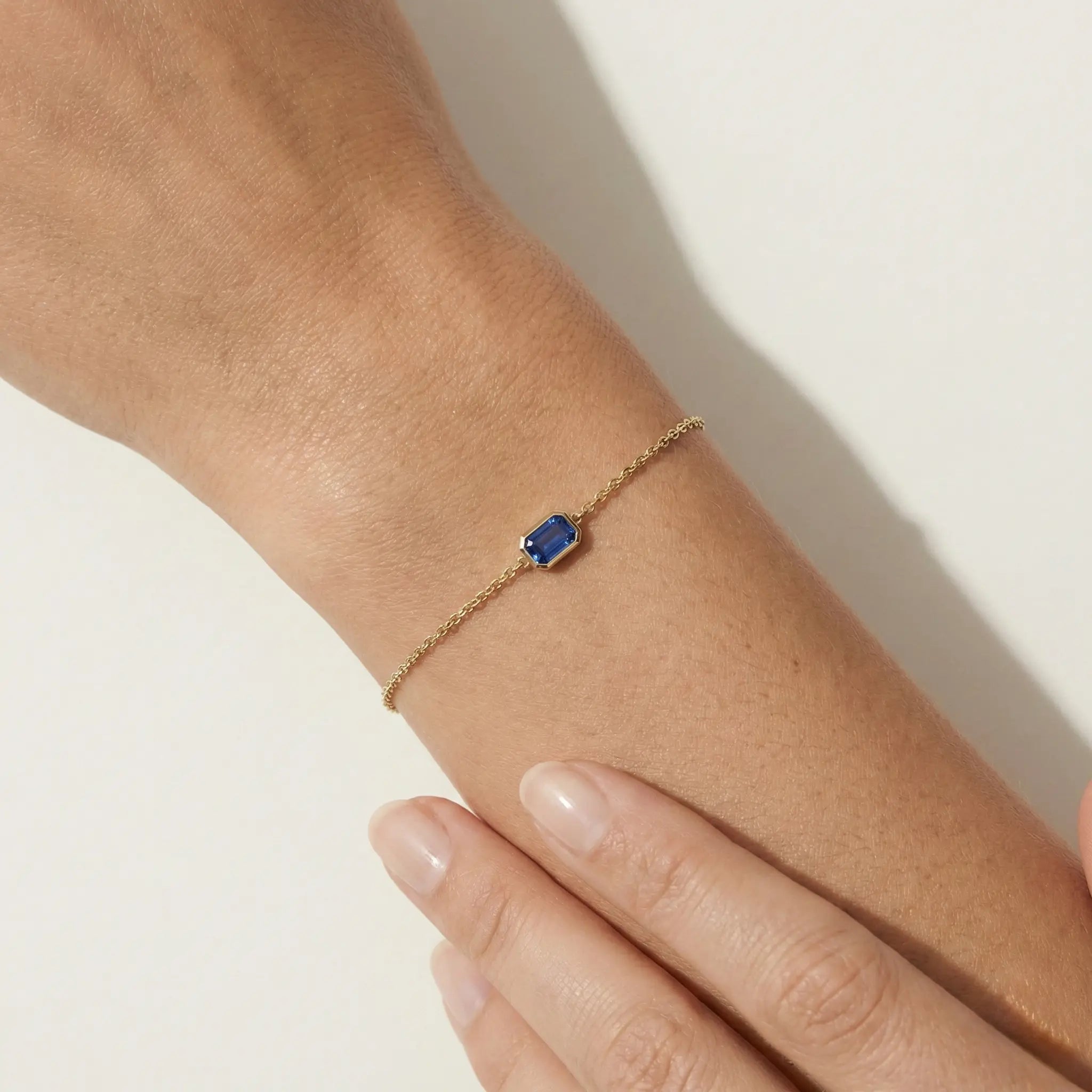 Aurielle Spark – 375 Echtgold Armband mit rechteckigem Zirkonia Anhänger - Suzan GoldArmbänder
