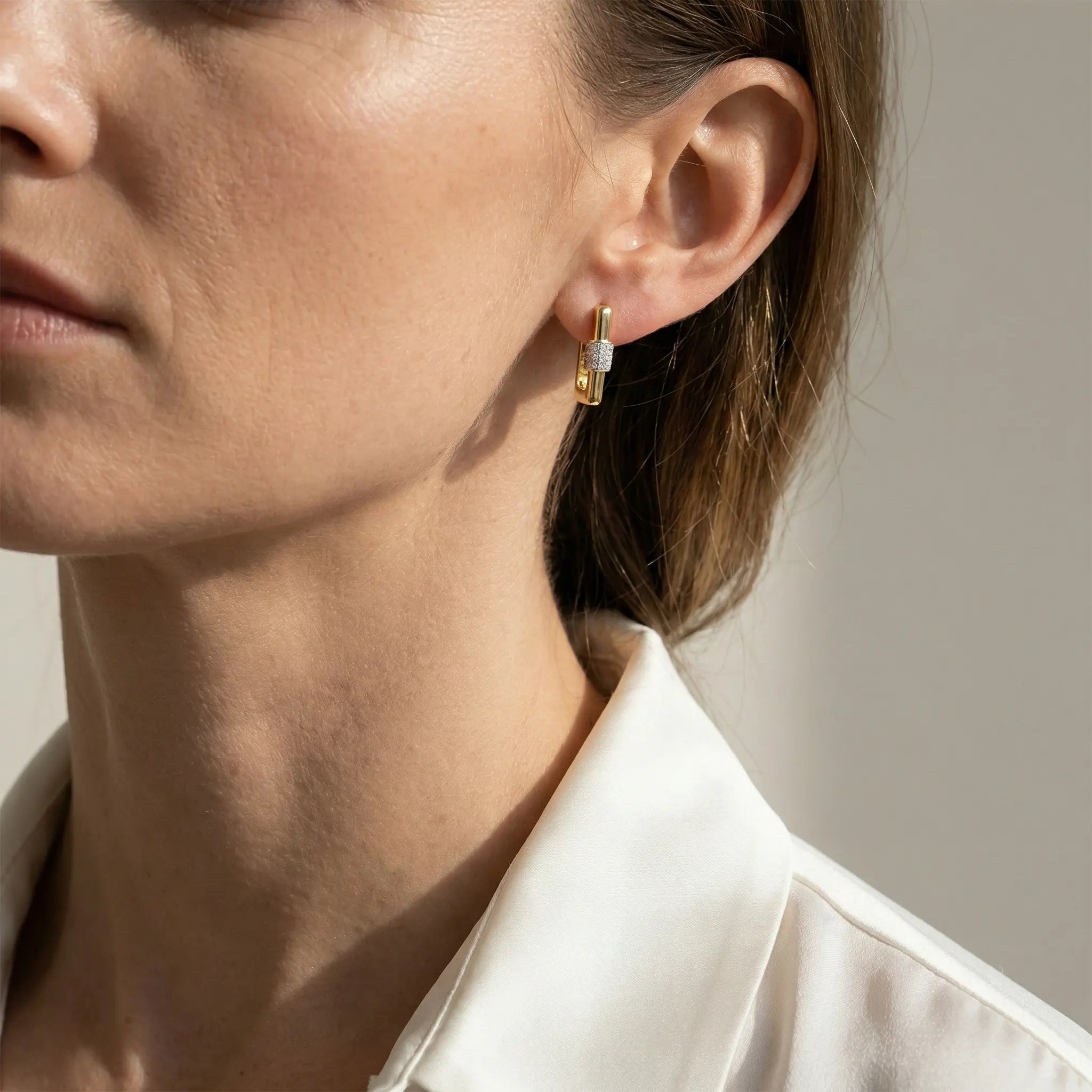 Lockara Glow – 375 Echtgold Huggie - Creolen mit pavébesetztem Zirkonia Zylinder - Suzan GoldOhrringe