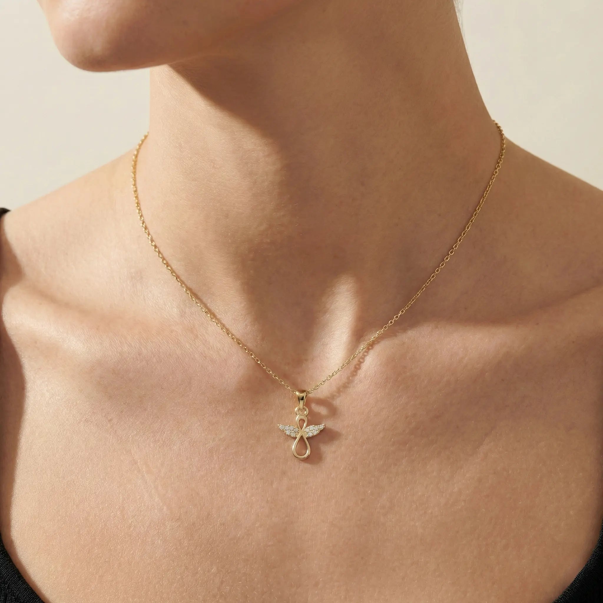 Angelica Infinity – 375 Echtgold Kette mit Engelsflügel - Unendlichkeitsanhänger - Suzan GoldHalskette