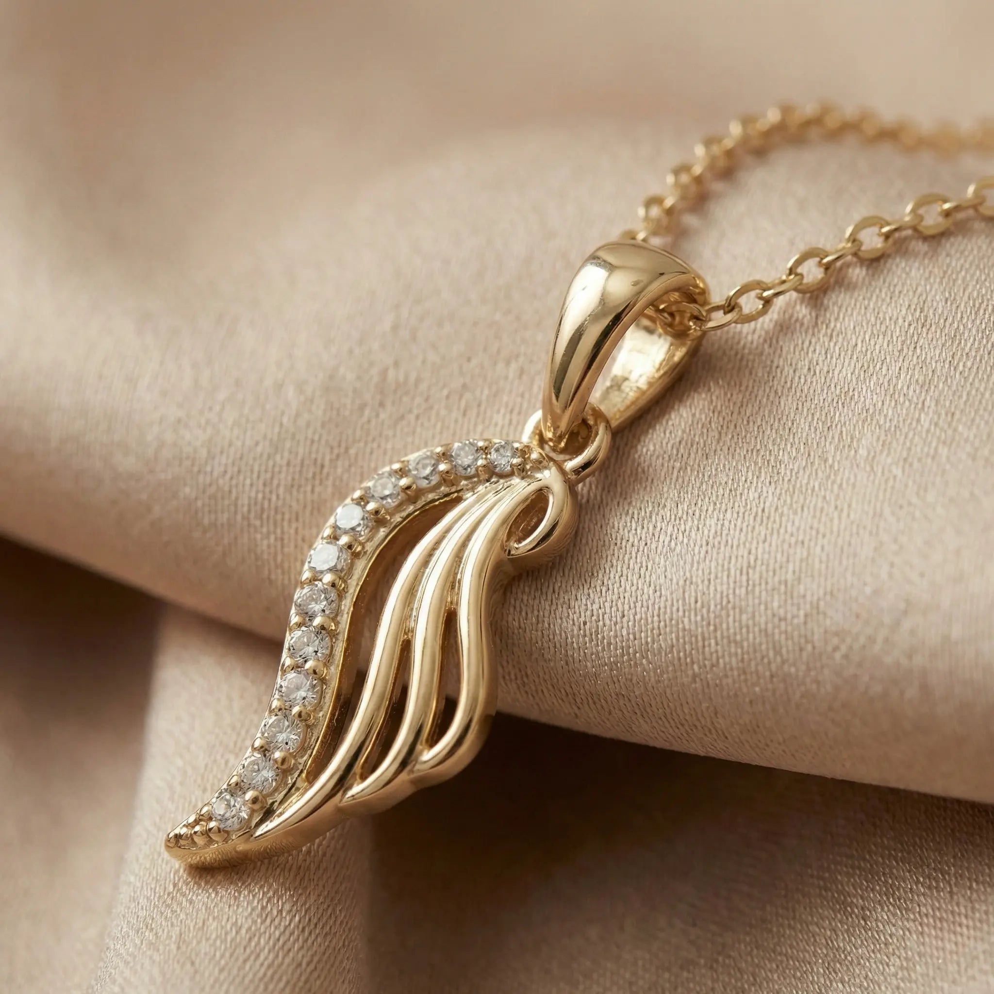 Aurelion Wing – 375 Echtgold Halskette mit Engelsflügel Anhänger & Zirkonia - Suzan GoldHalskette