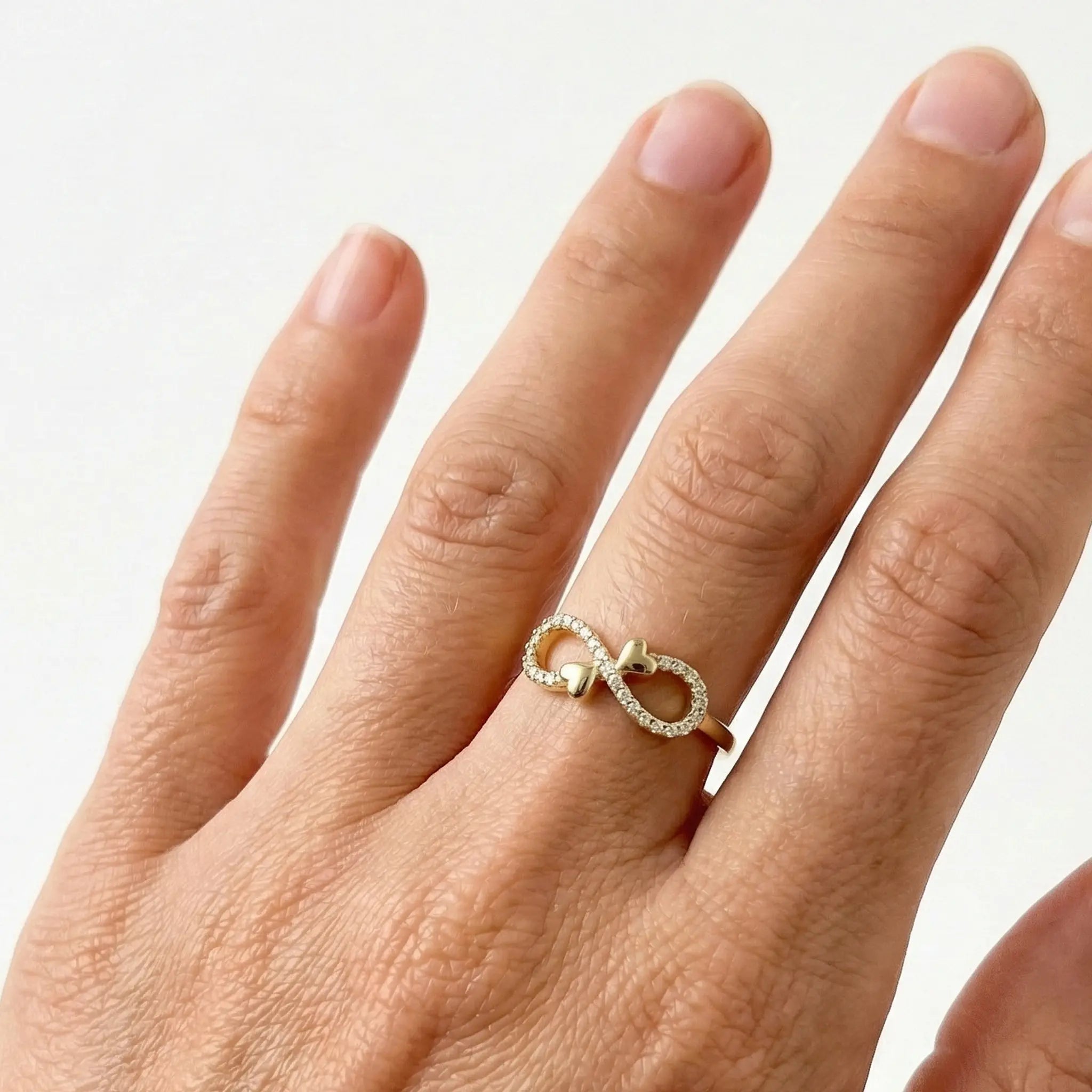 Infinity Amora – 375 Echtgold Ring mit Herz - Infinity - Motiv und Zirkonia - Suzan GoldRing
