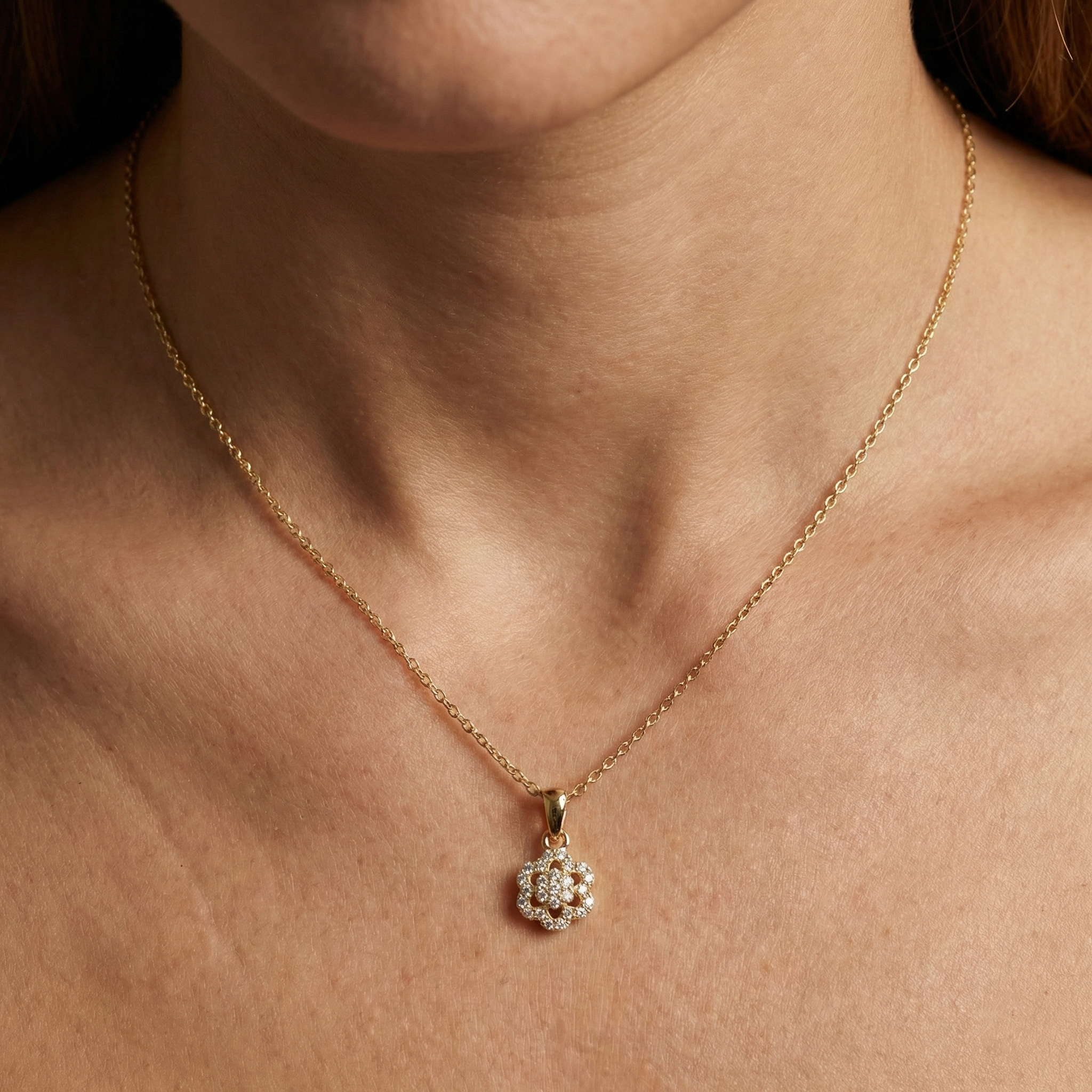 Floral Aura – 375 Echtgold Kette mit Zirkonia Blütenanhänger