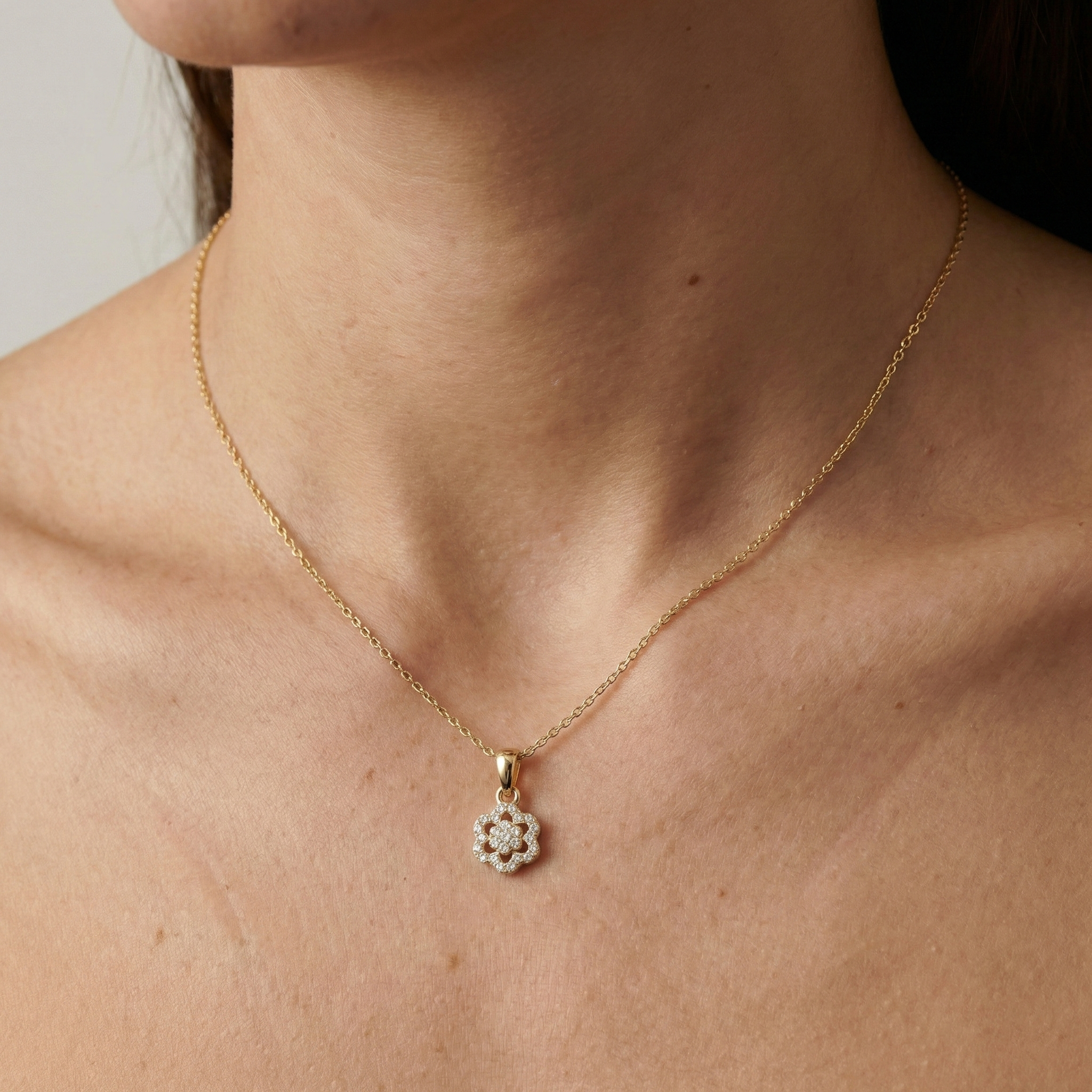 Floral Aura – 375 Echtgold Kette mit Zirkonia Blütenanhänger