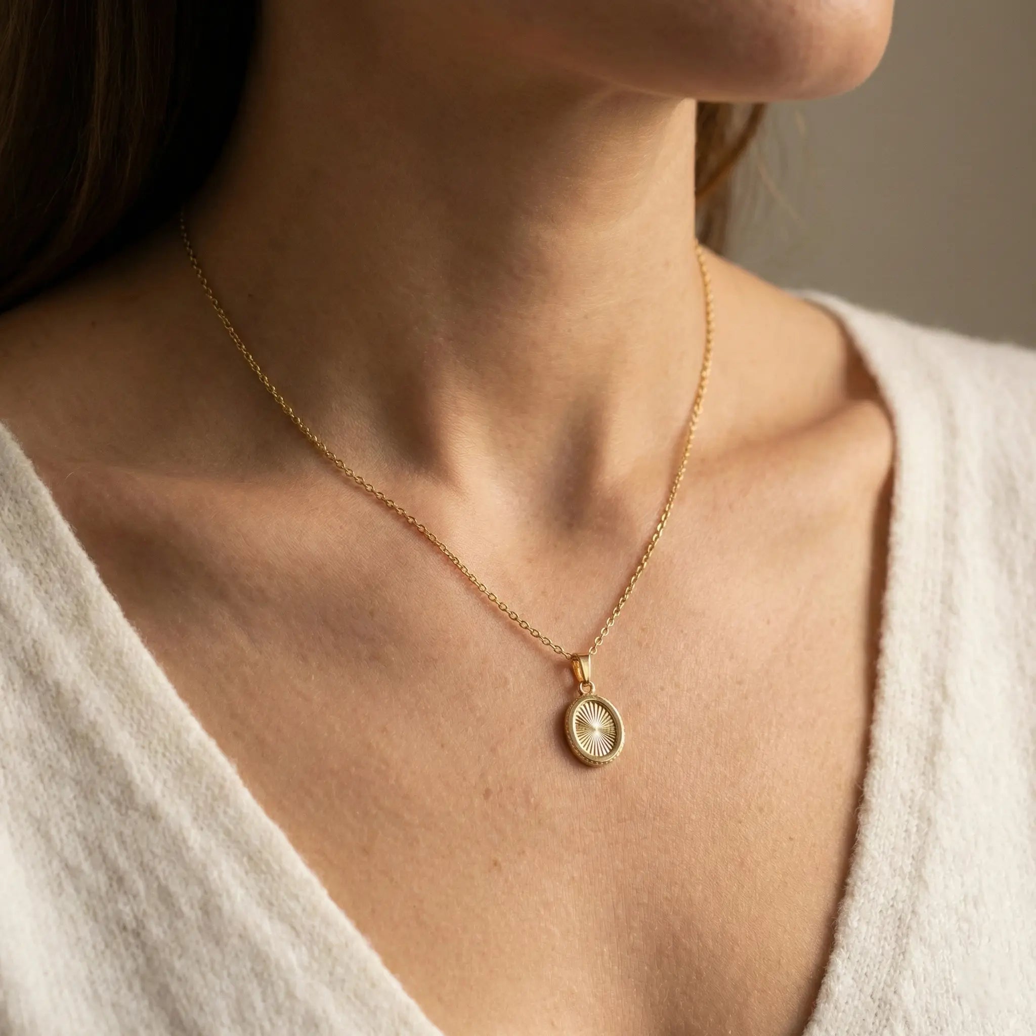 Sunveil Oval – 375 Echtgold Kette mit ovalem Strahlenanhänger - Suzan GoldHalskette