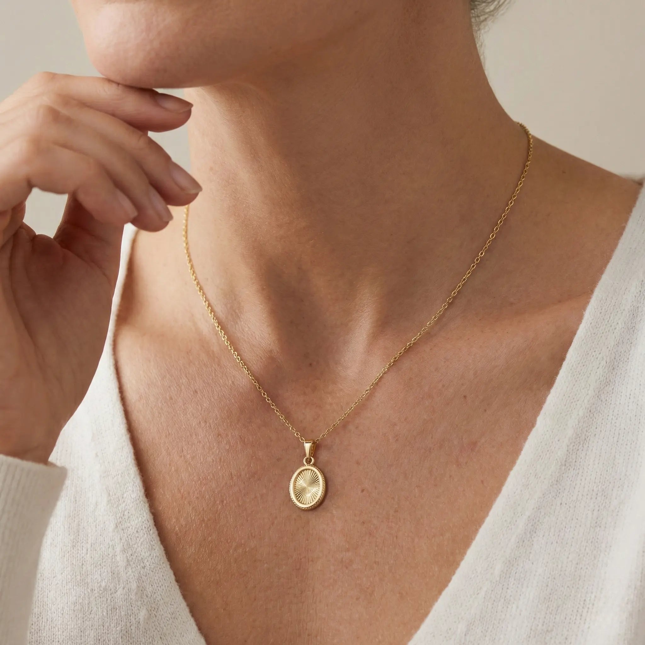 Sunveil Oval – 375 Echtgold Kette mit ovalem Strahlenanhänger - Suzan GoldHalskette