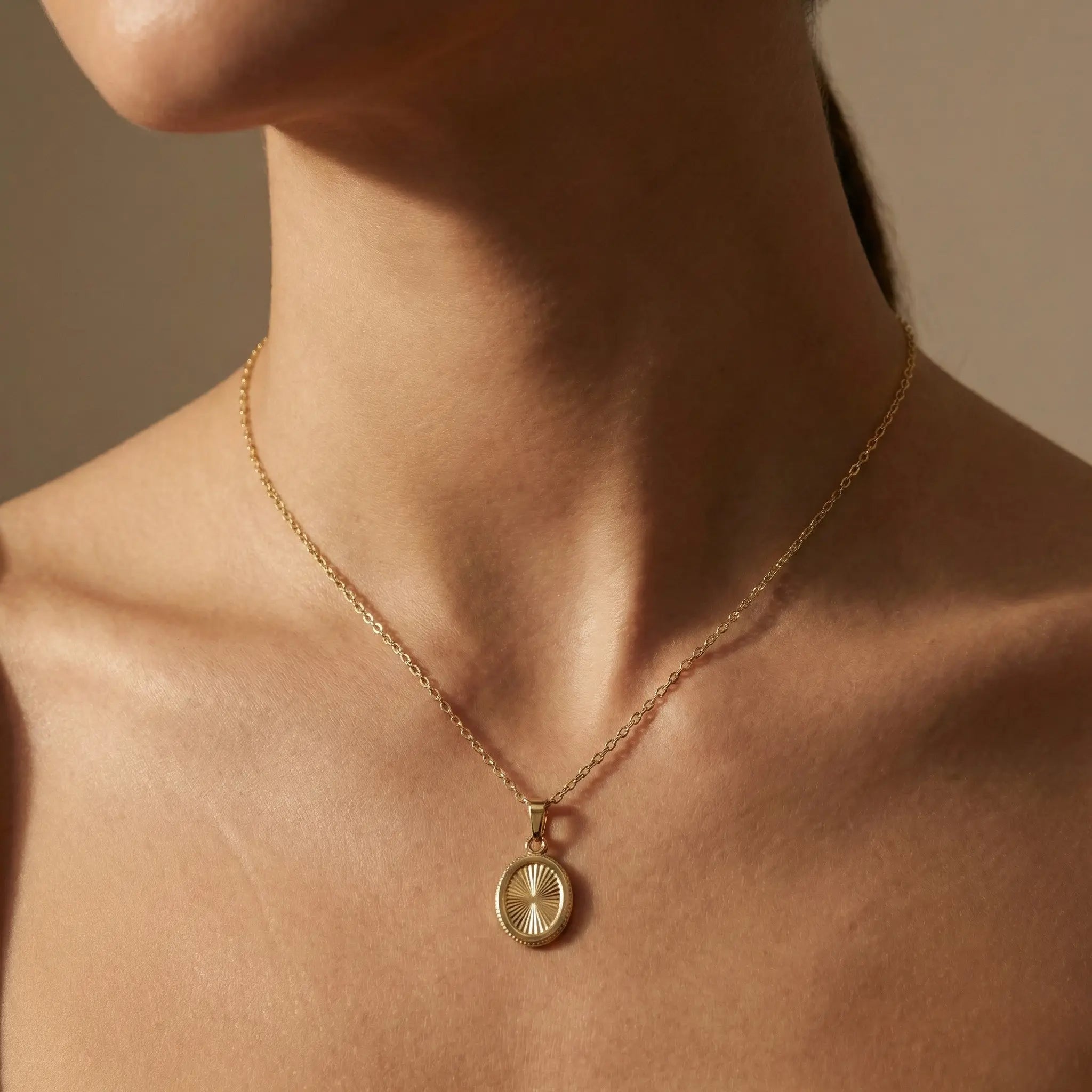Sunveil Oval – 375 Echtgold Kette mit ovalem Strahlenanhänger - Suzan GoldHalskette