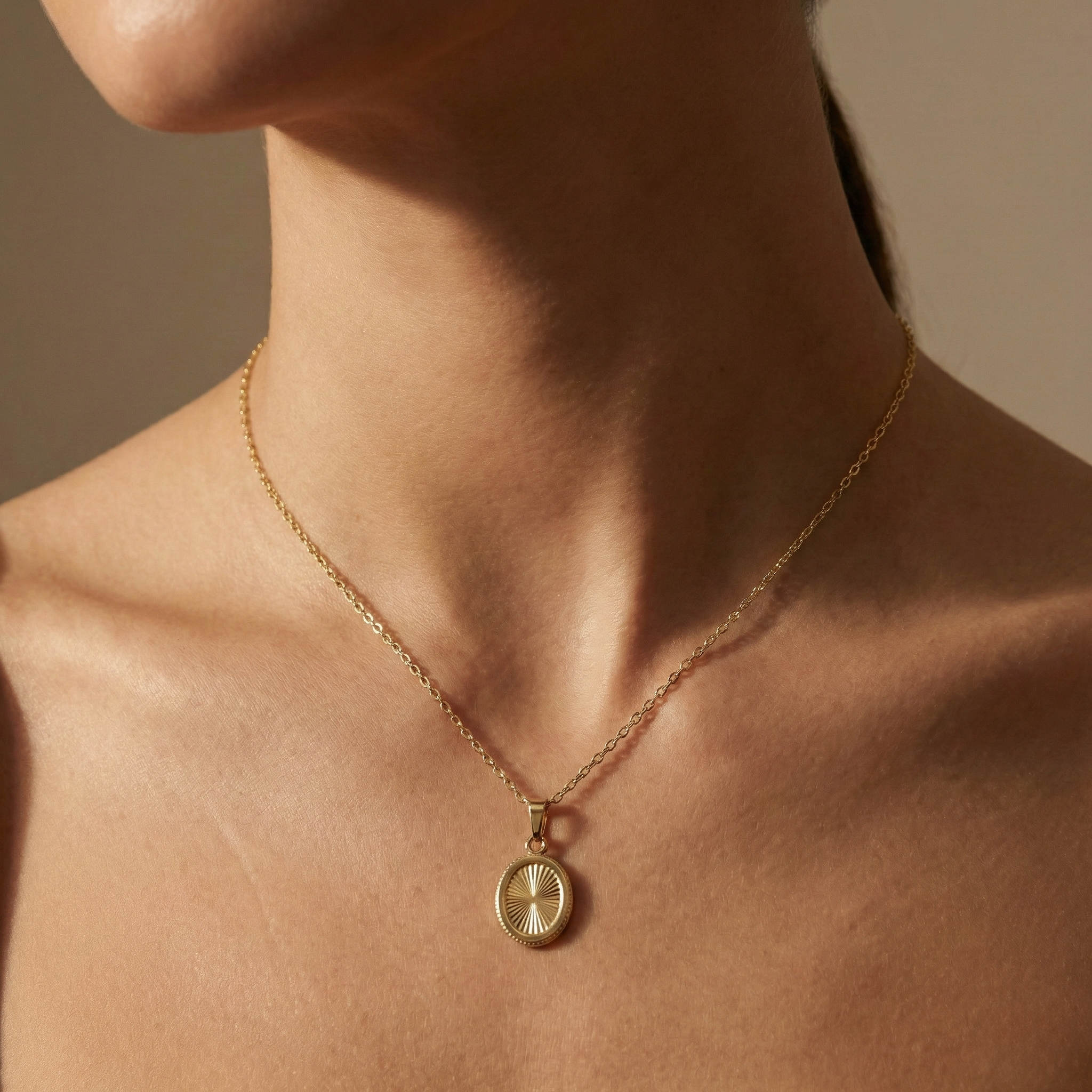 Sunveil Oval – 375 Echtgold Kette mit ovalem Strahlenanhänger