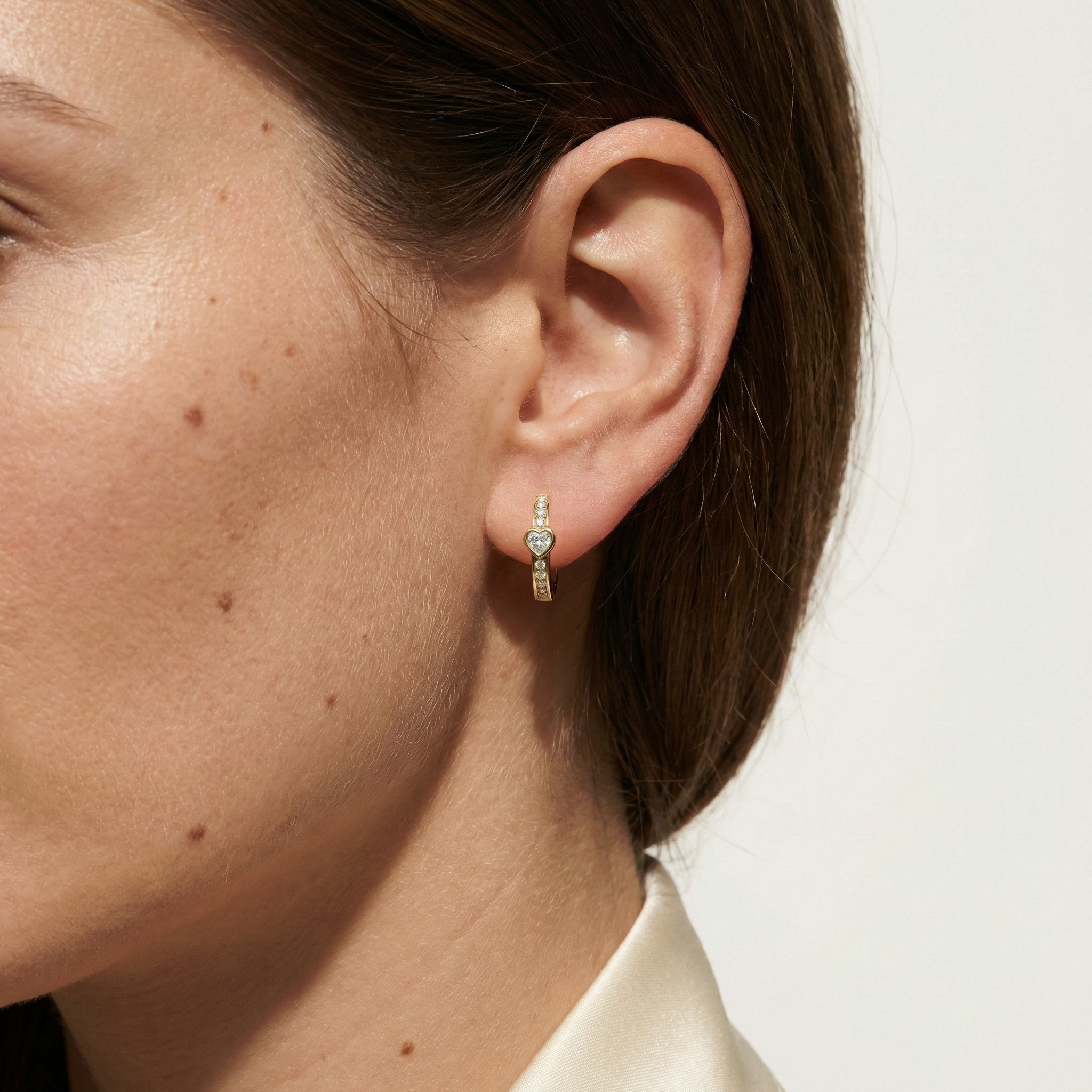 Heartline Spark – 375 Echtgold Creolen mit Herz-Zirkonia