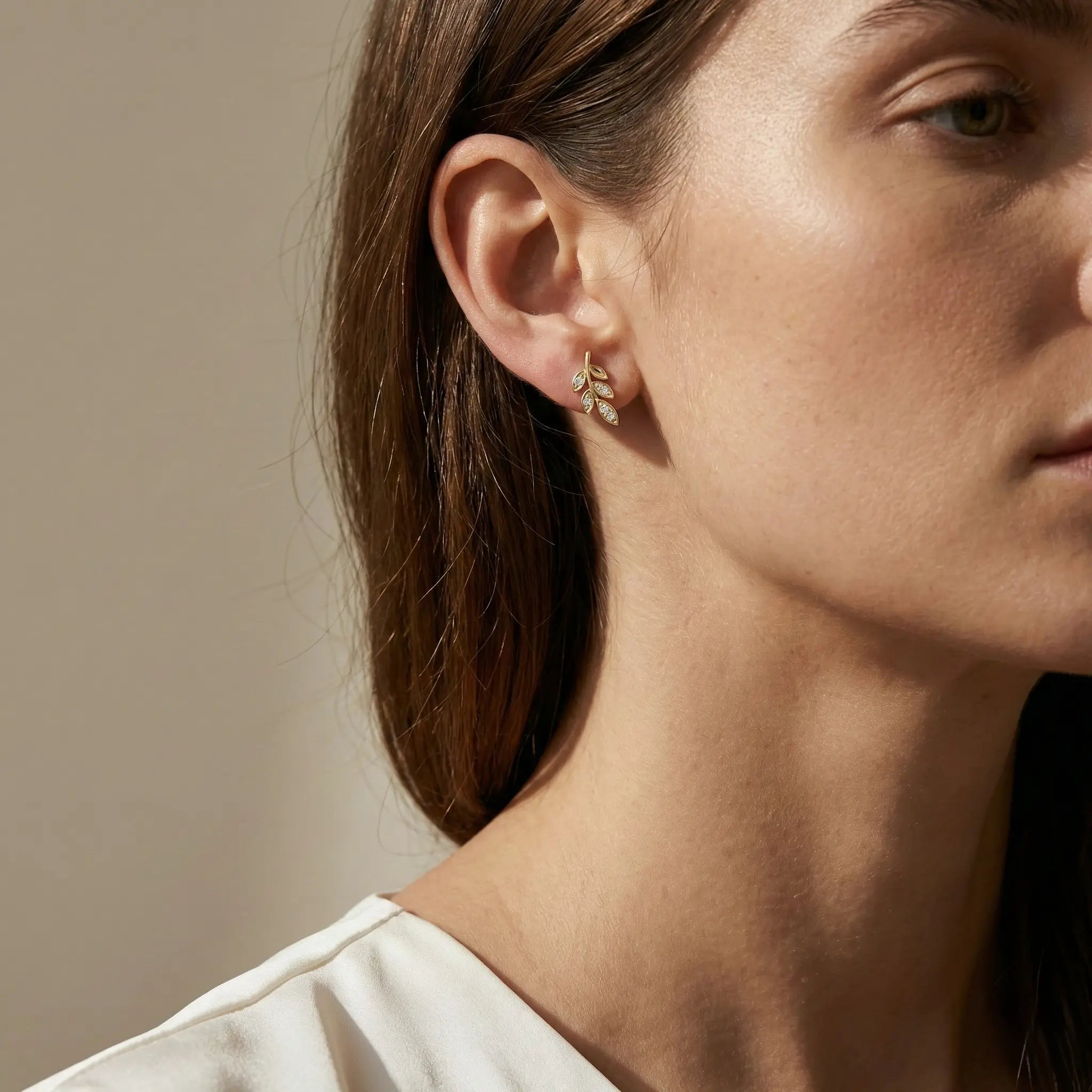 Floréva Spark – 375 Echtgold Ohrstecker mit Blattmotiv und Zirkonia - Suzan Gold