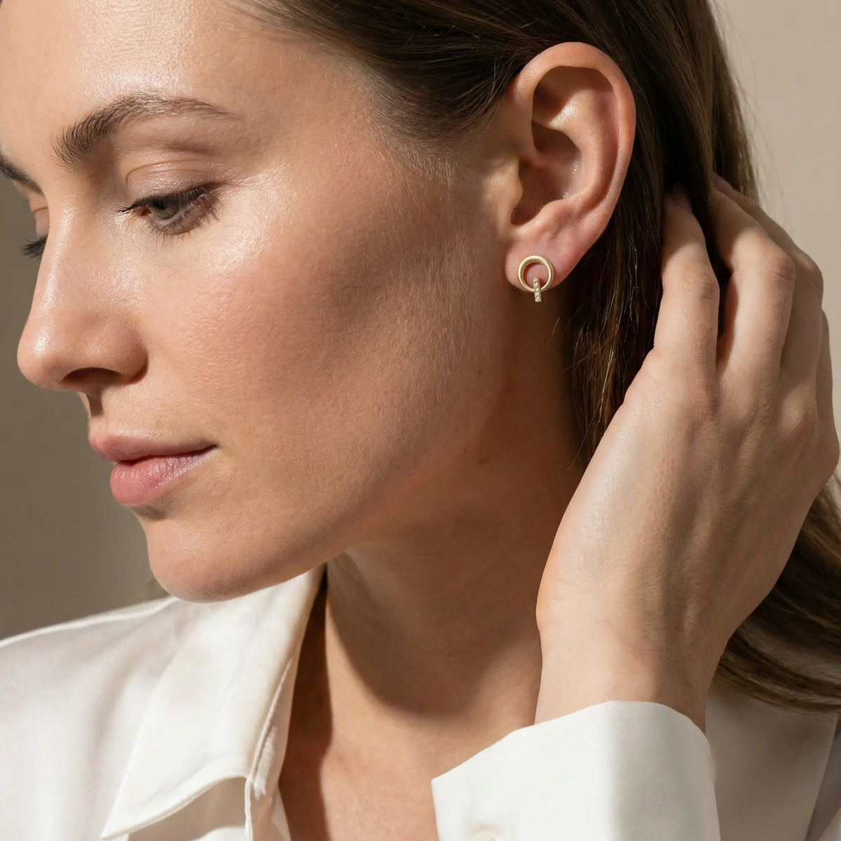 Circlessence Bar – 375 Echtgold Ohrstecker mit Zirkonia Akzent - Suzan Gold