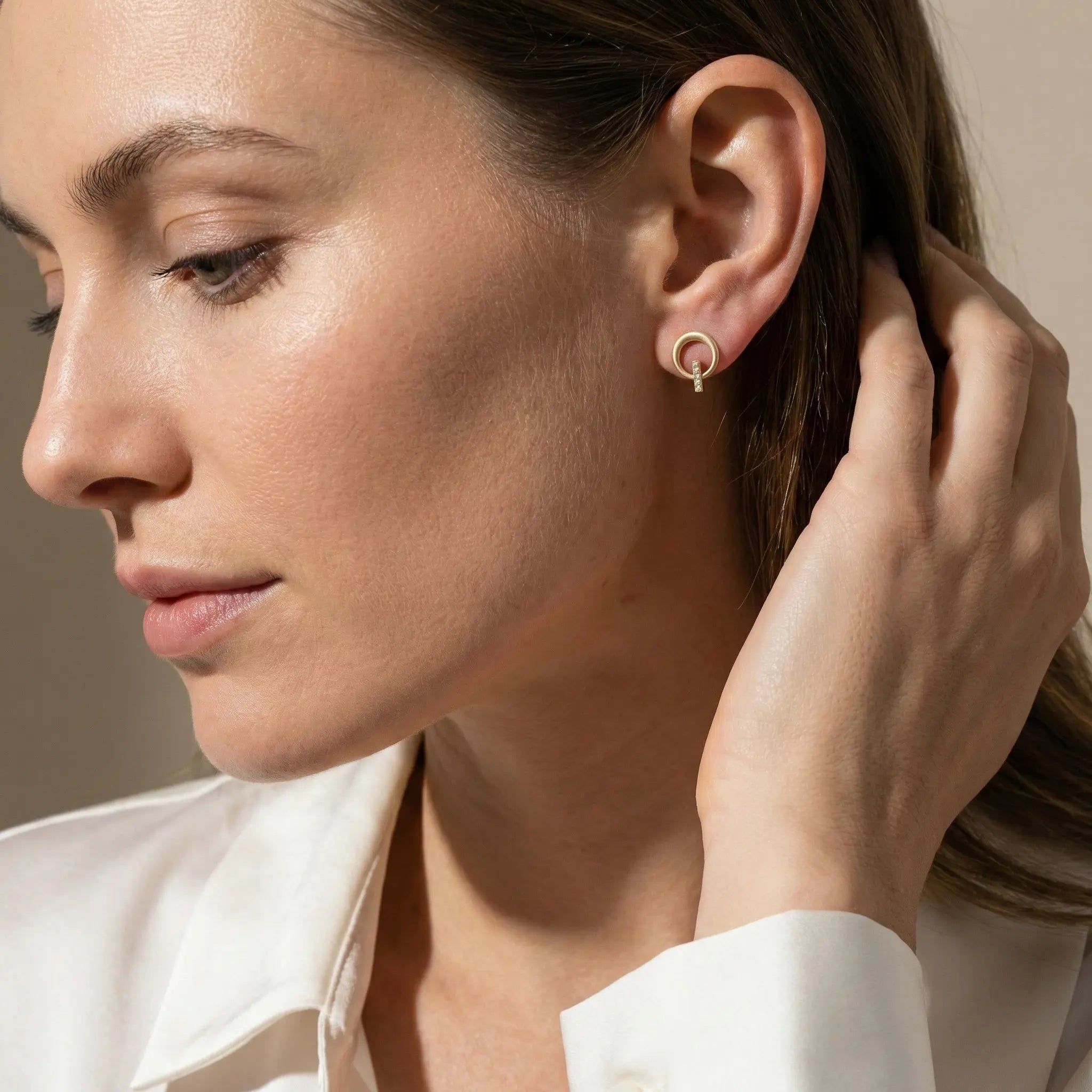 Circlessence Bar – 375 Echtgold Ohrstecker mit Zirkonia Akzent - Suzan Gold