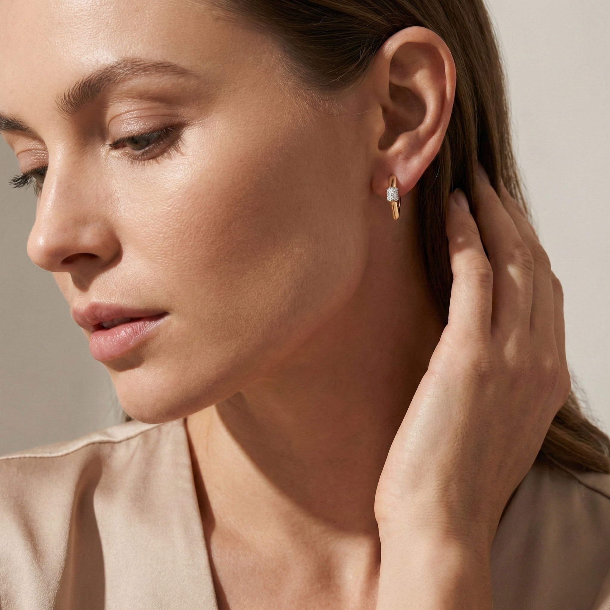 Aurexa Edge – 375 Echtgold Creolen mit Zirkonia Element