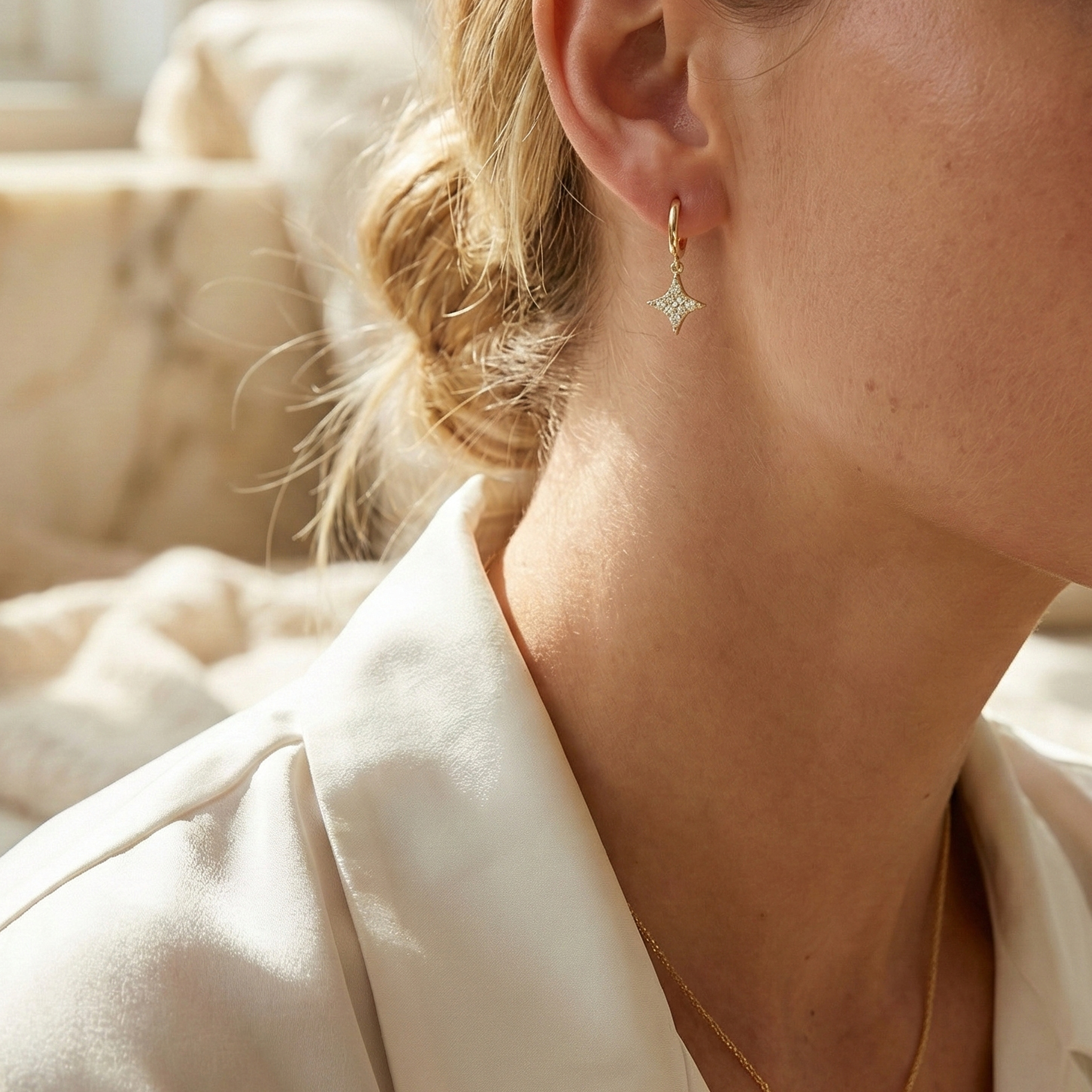 Stellara Shine – 375 Echtgold Creolen mit Sternanhänger