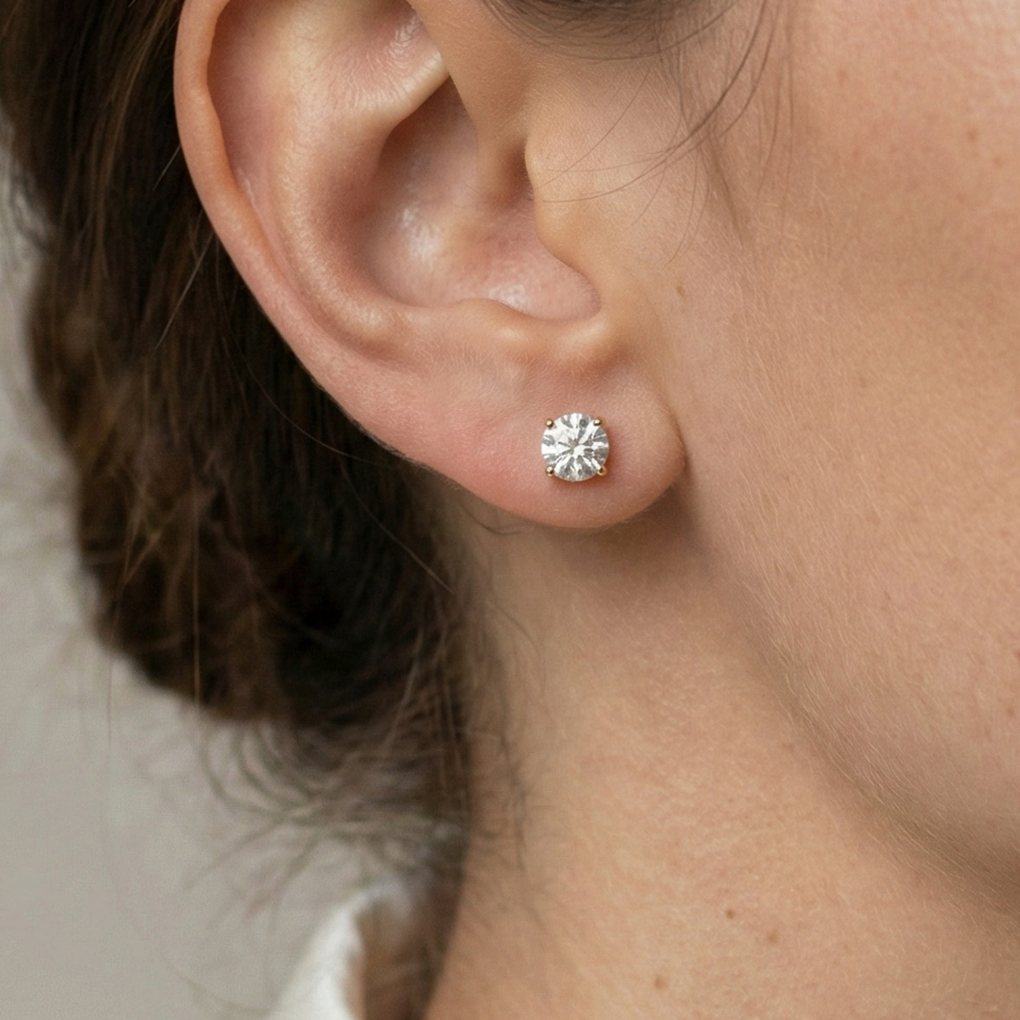 Solivéra Pure – 375 Echtgold Ohrstecker mit rundem Zirkonia Solitär