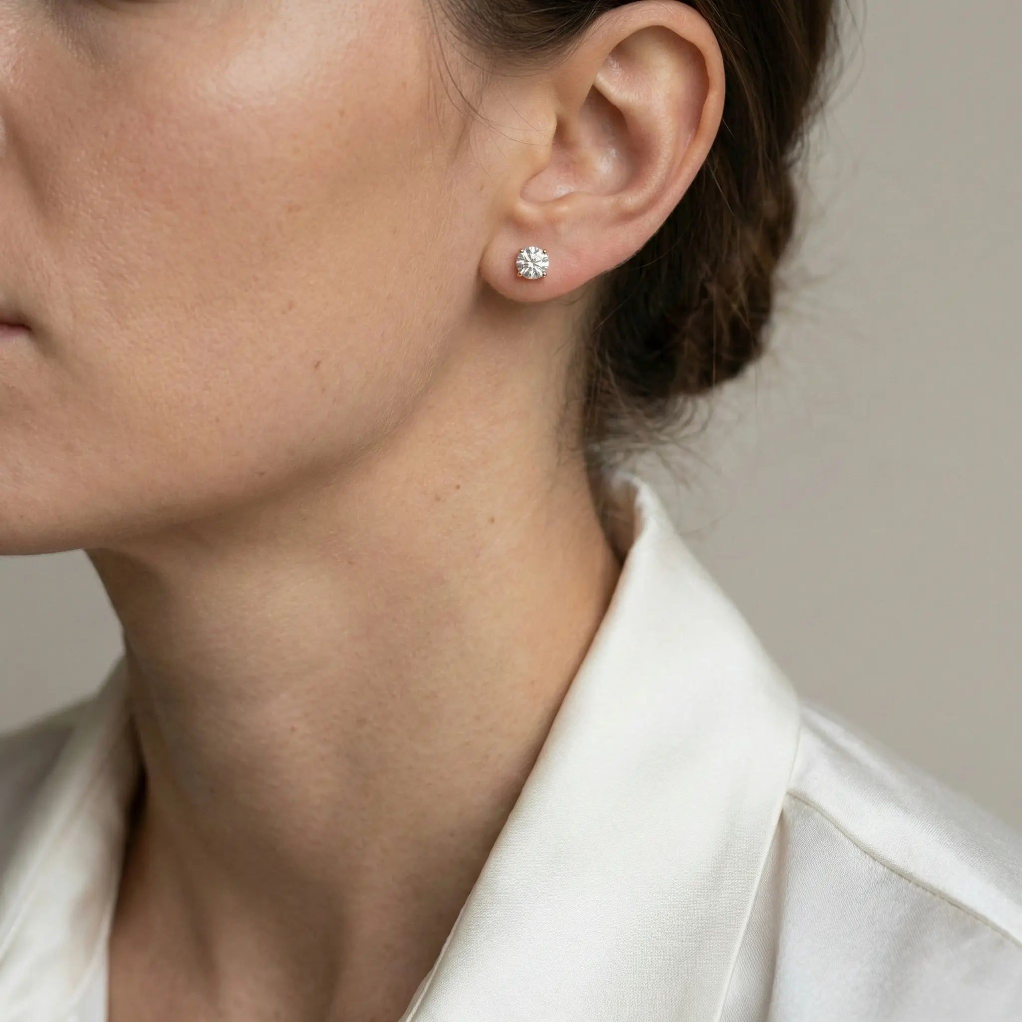 Solivéra Pure – 375 Echtgold Ohrstecker mit rundem Zirkonia Solitär - Suzan Gold