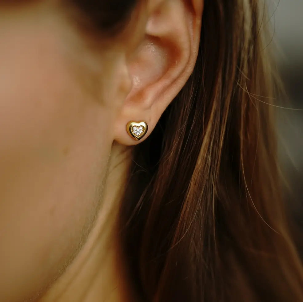 Heartglow – Zarte Herz-Ohrstecker aus 925 Silber mit Zirkonia Suzan Gold