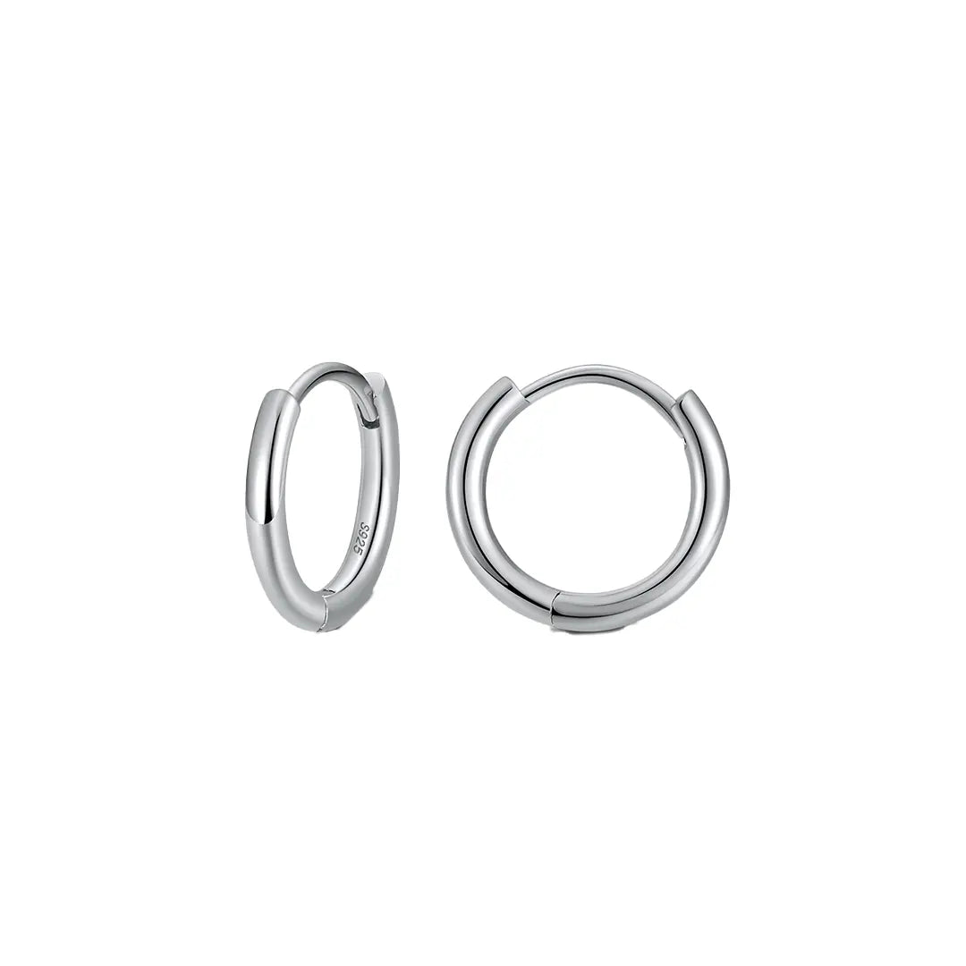 GlowHoops Huggies-Creolen aus 925 Silber, klassische kleine Creolen für Damen, eleganter minimalistischer Schmuck.